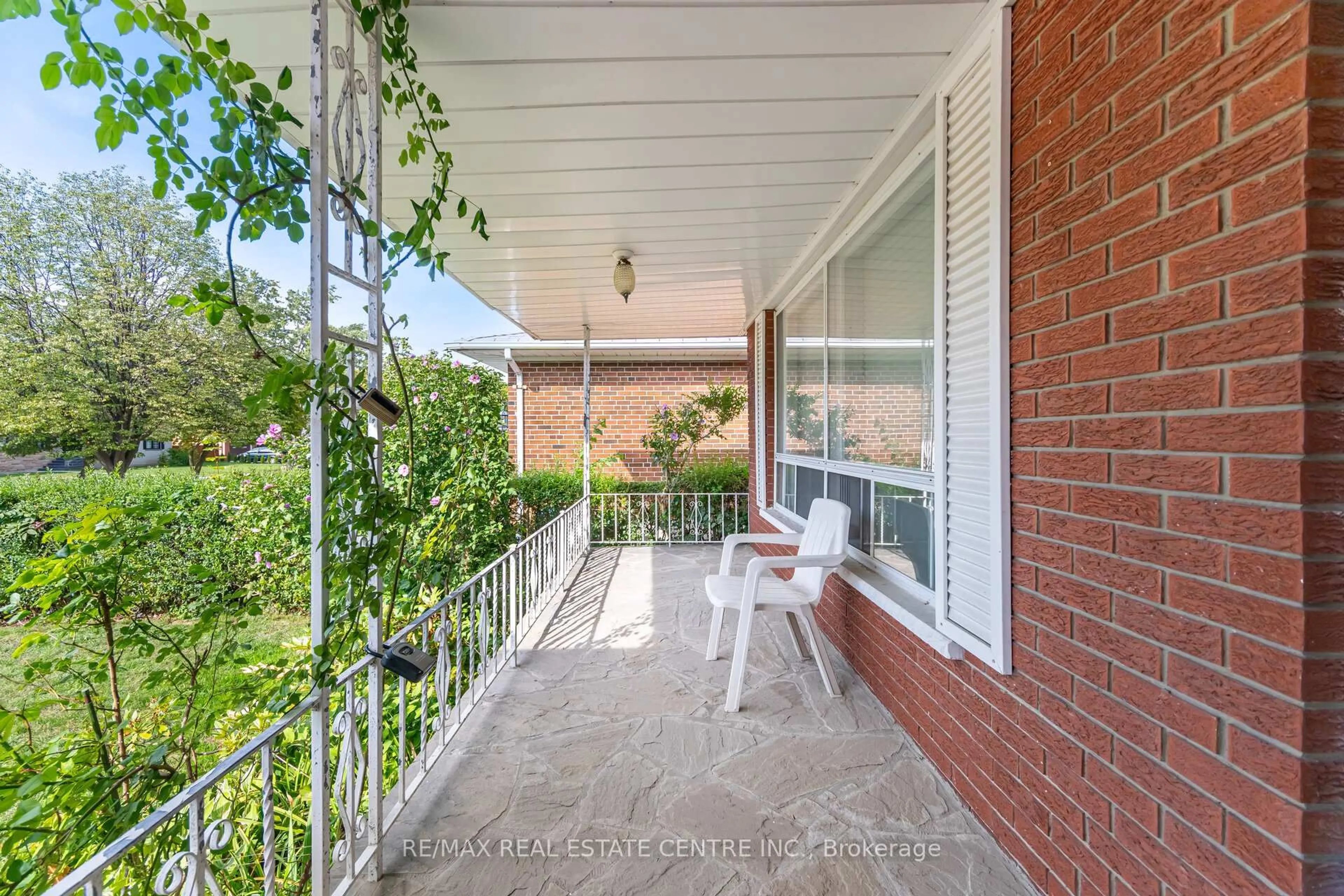 Patio, street for 1048 Melton Dr, Mississauga Ontario L4Y 1L1