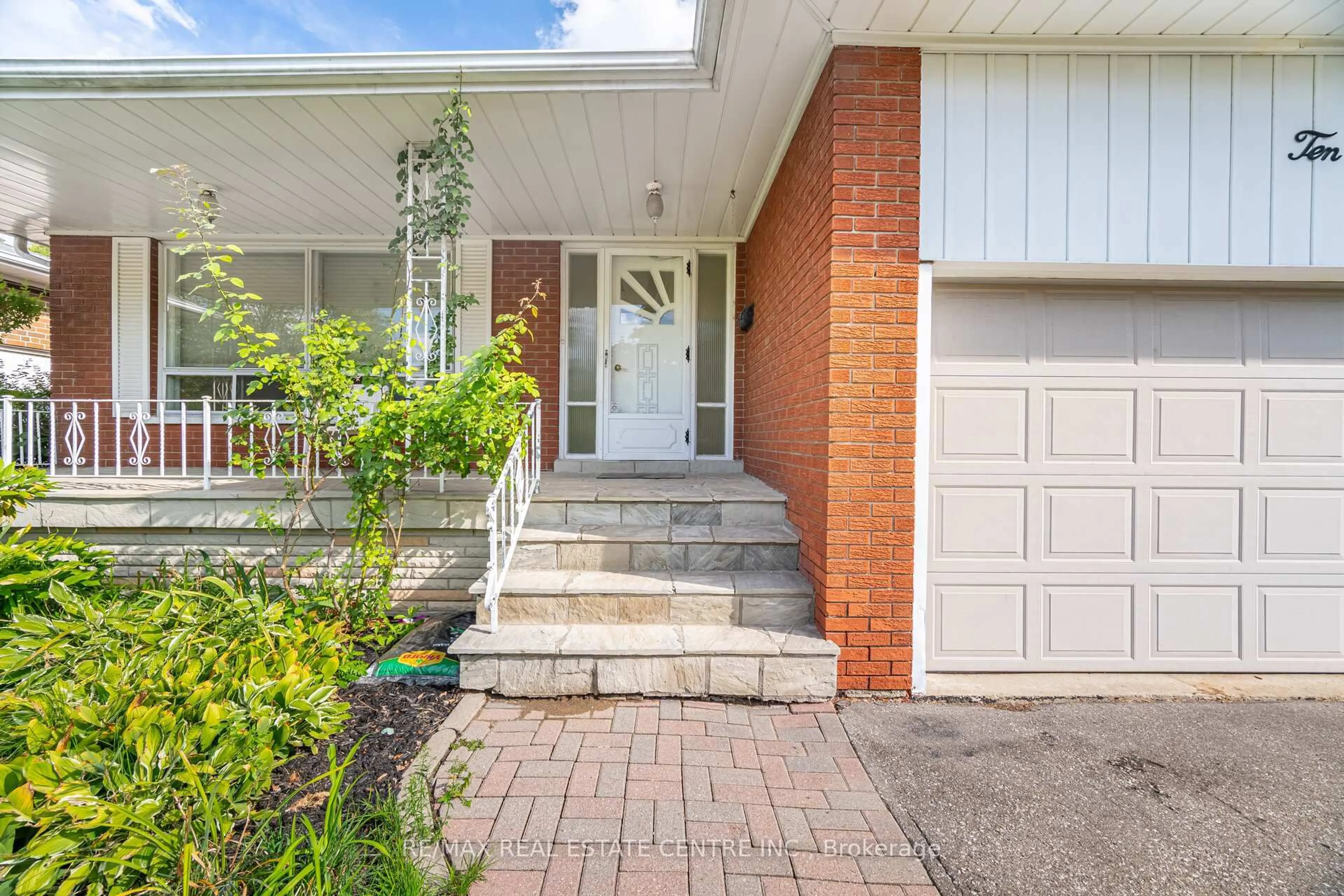 Home with brick exterior material, street for 1048 Melton Dr, Mississauga Ontario L4Y 1L1