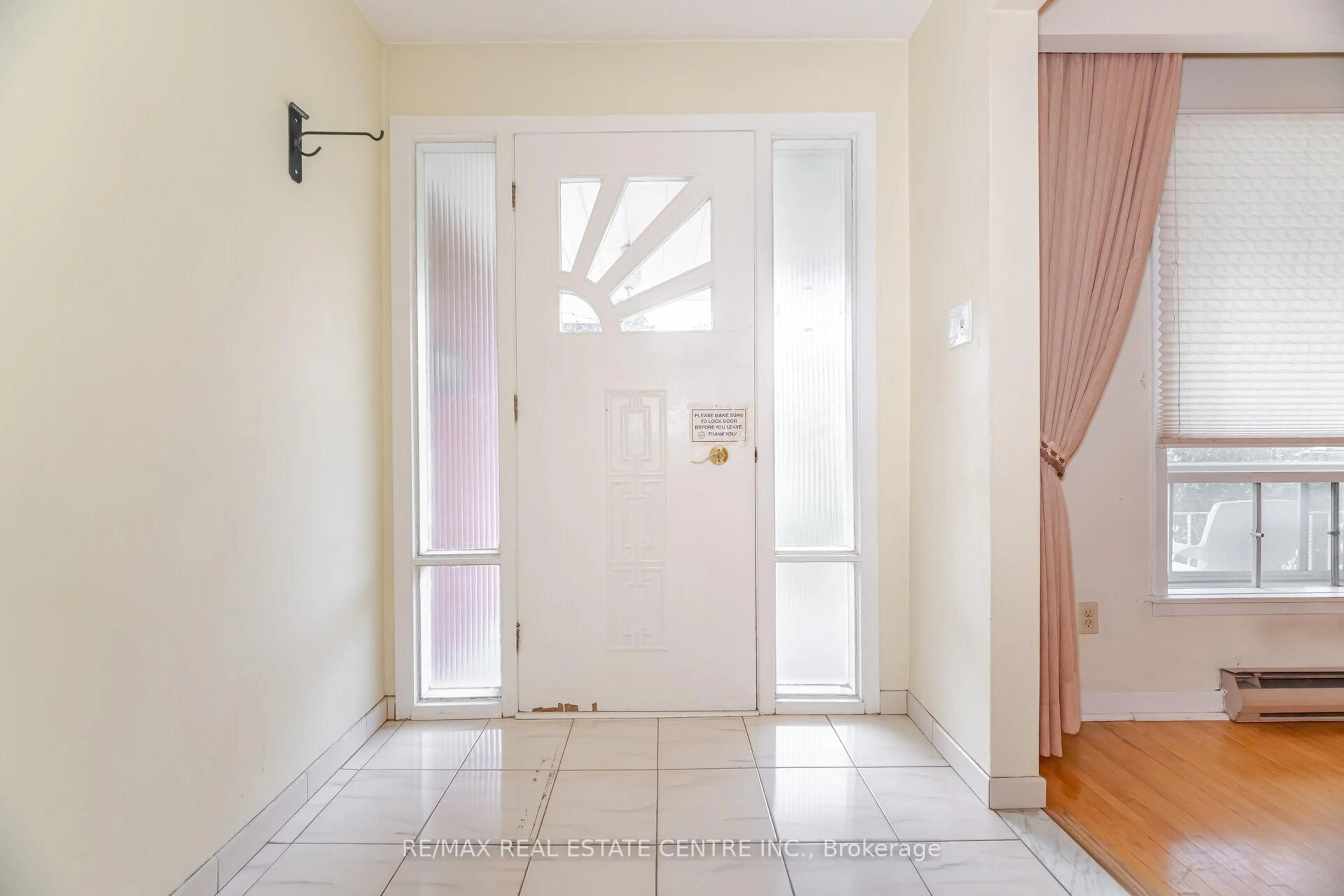 Indoor foyer for 1048 Melton Dr, Mississauga Ontario L4Y 1L1