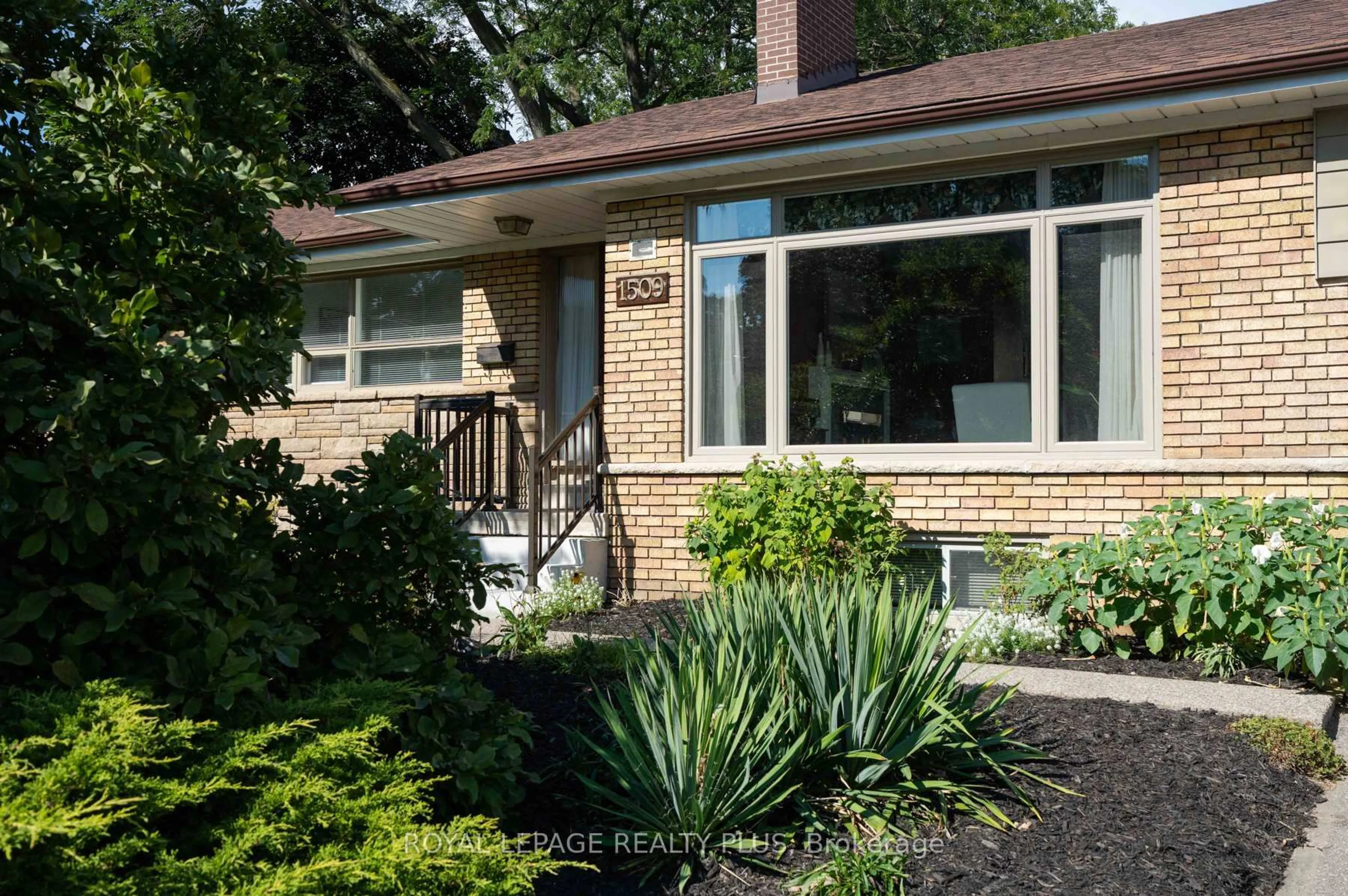 Home with brick exterior material, street for 1509 Kenneth Dr, Mississauga Ontario L5E 2Y6