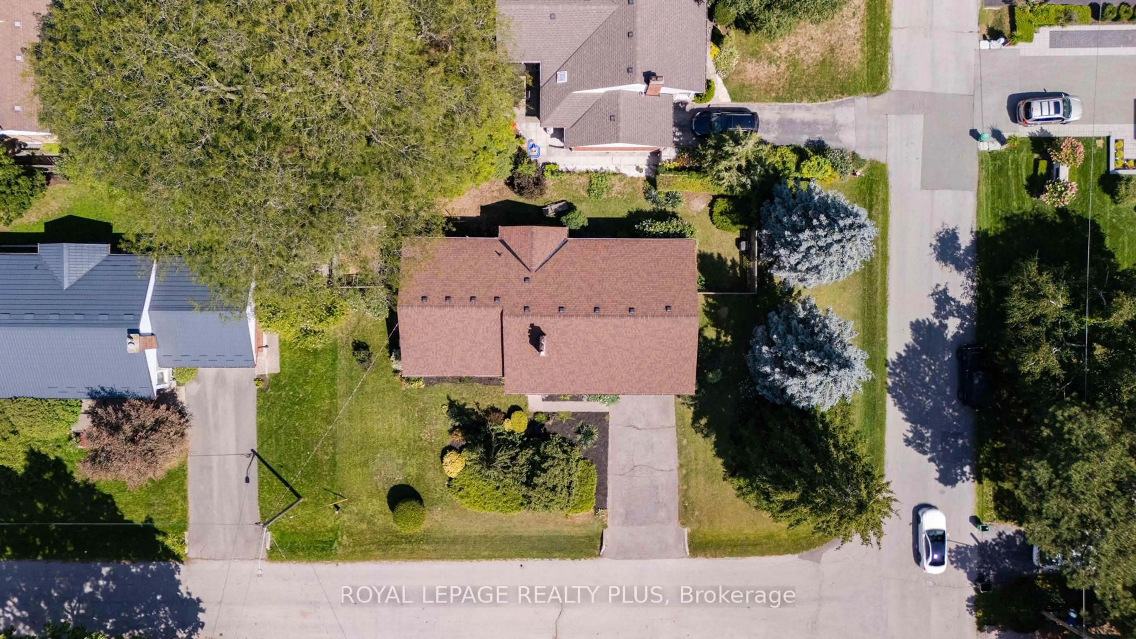 A pic from outside/outdoor area/front of a property/back of a property/a pic from drone, street for 1509 Kenneth Dr, Mississauga Ontario L5E 2Y6