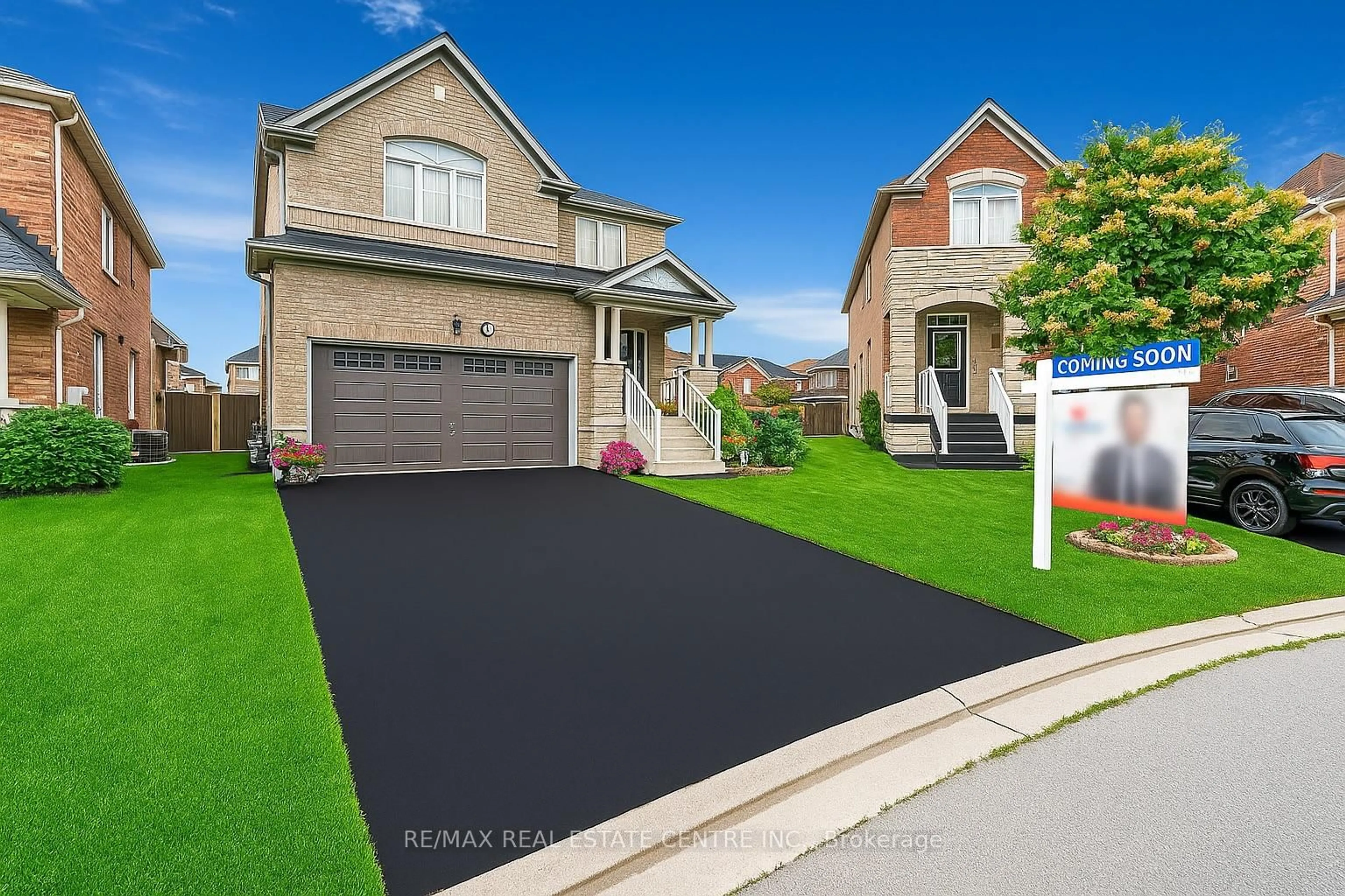 Home with vinyl exterior material, street for 18 Kawana Rd, Brampton Ontario L6Y 0W2