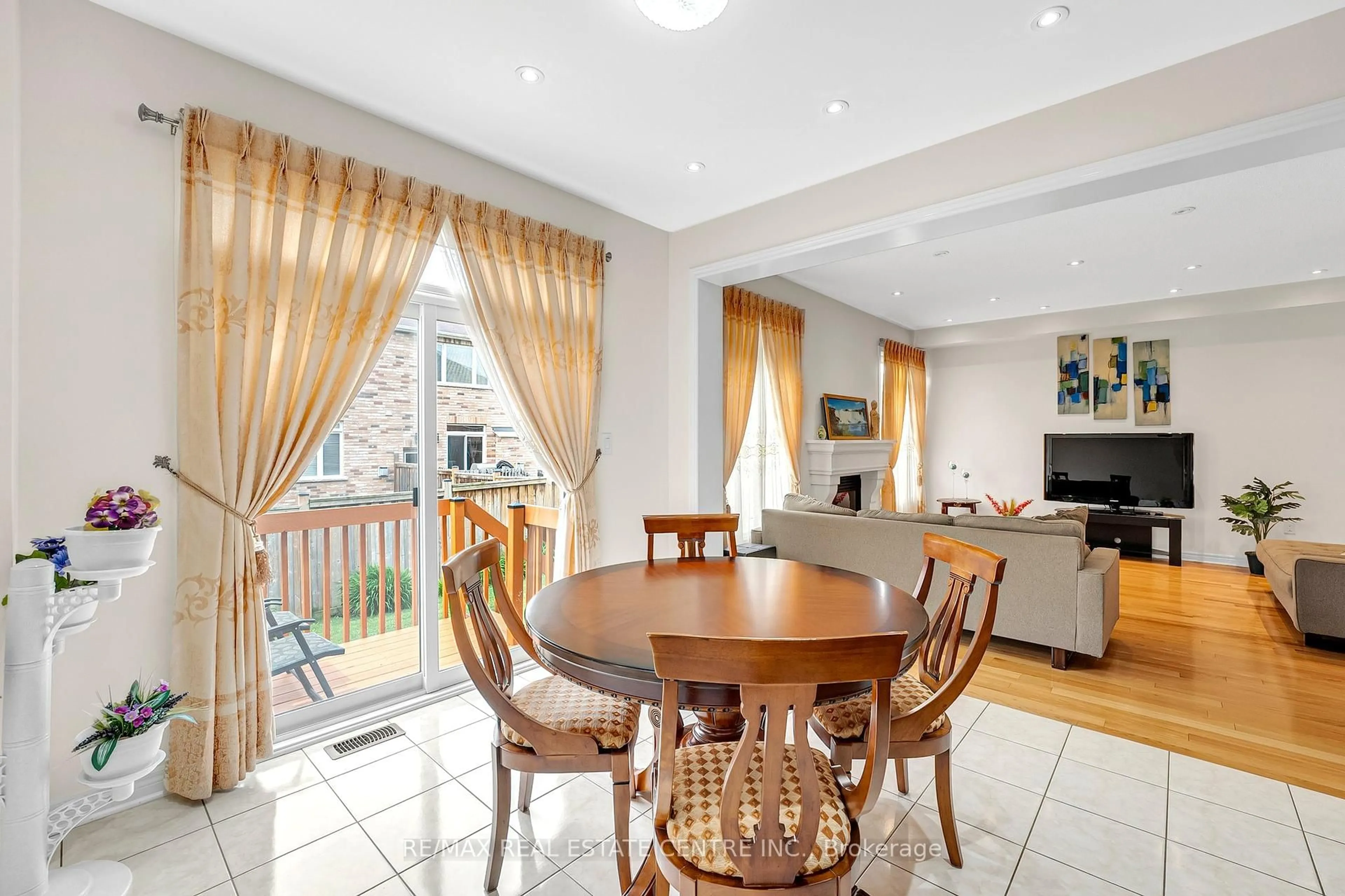 Dining room, unknown for 18 Kawana Rd, Brampton Ontario L6Y 0W2