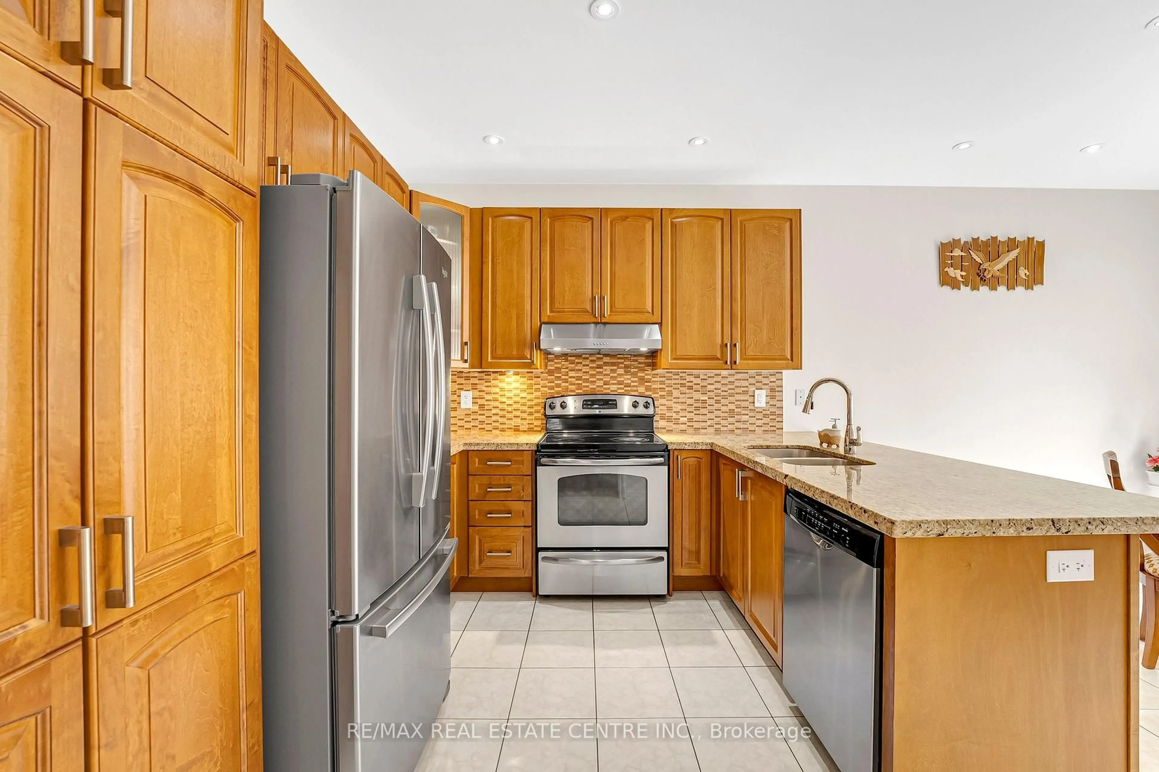Standard kitchen, ceramic/tile floor for 18 Kawana Rd, Brampton Ontario L6Y 0W2