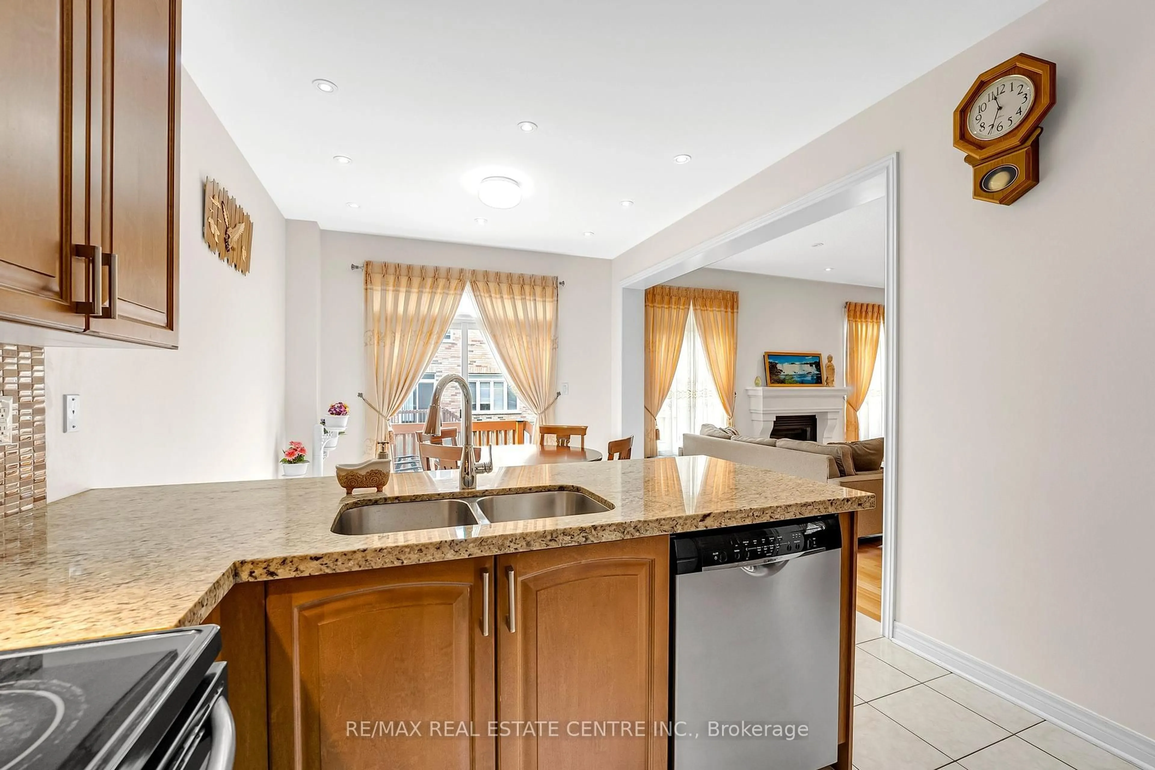 Open concept kitchen, ceramic/tile floor for 18 Kawana Rd, Brampton Ontario L6Y 0W2