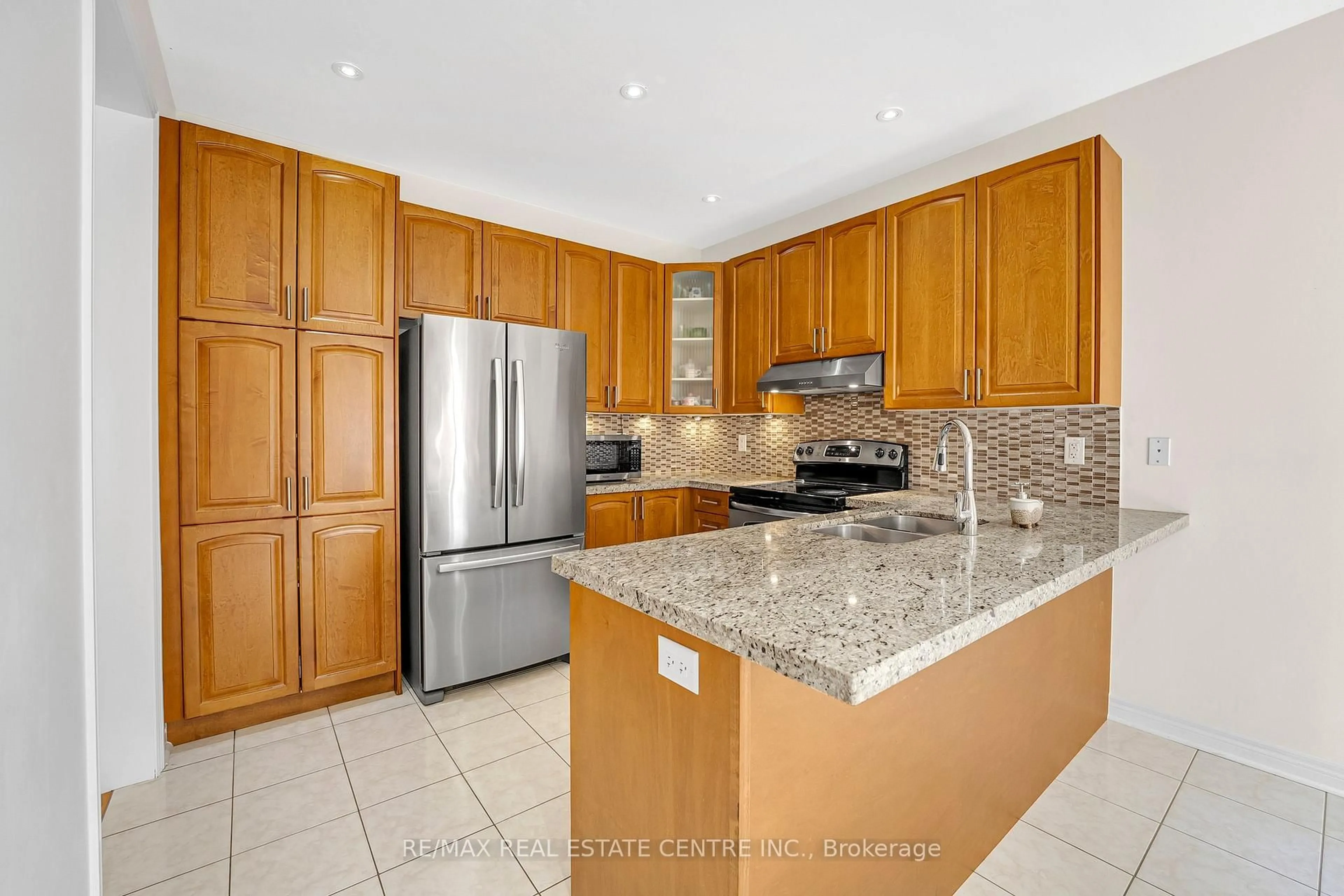 Open concept kitchen, ceramic/tile floor for 18 Kawana Rd, Brampton Ontario L6Y 0W2