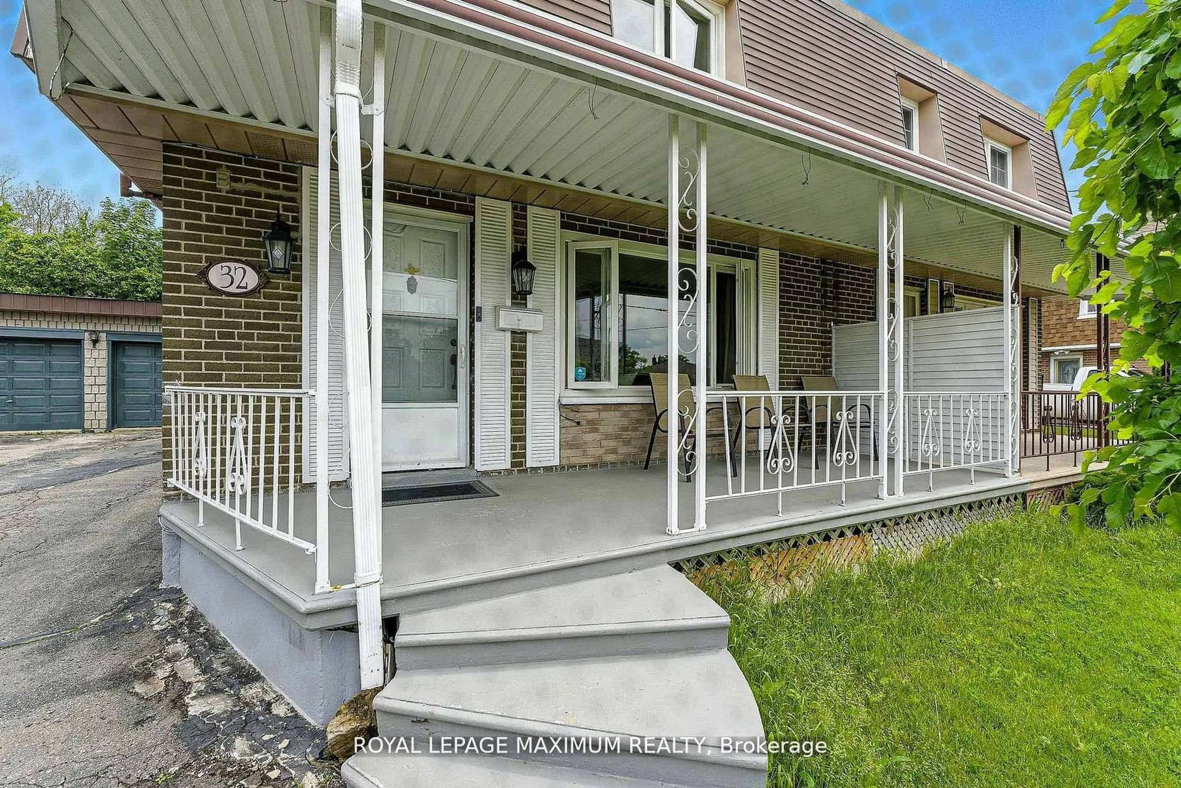 Home with vinyl exterior material, street for 32 Fennimore Cres, Toronto Ontario M3N 1G8