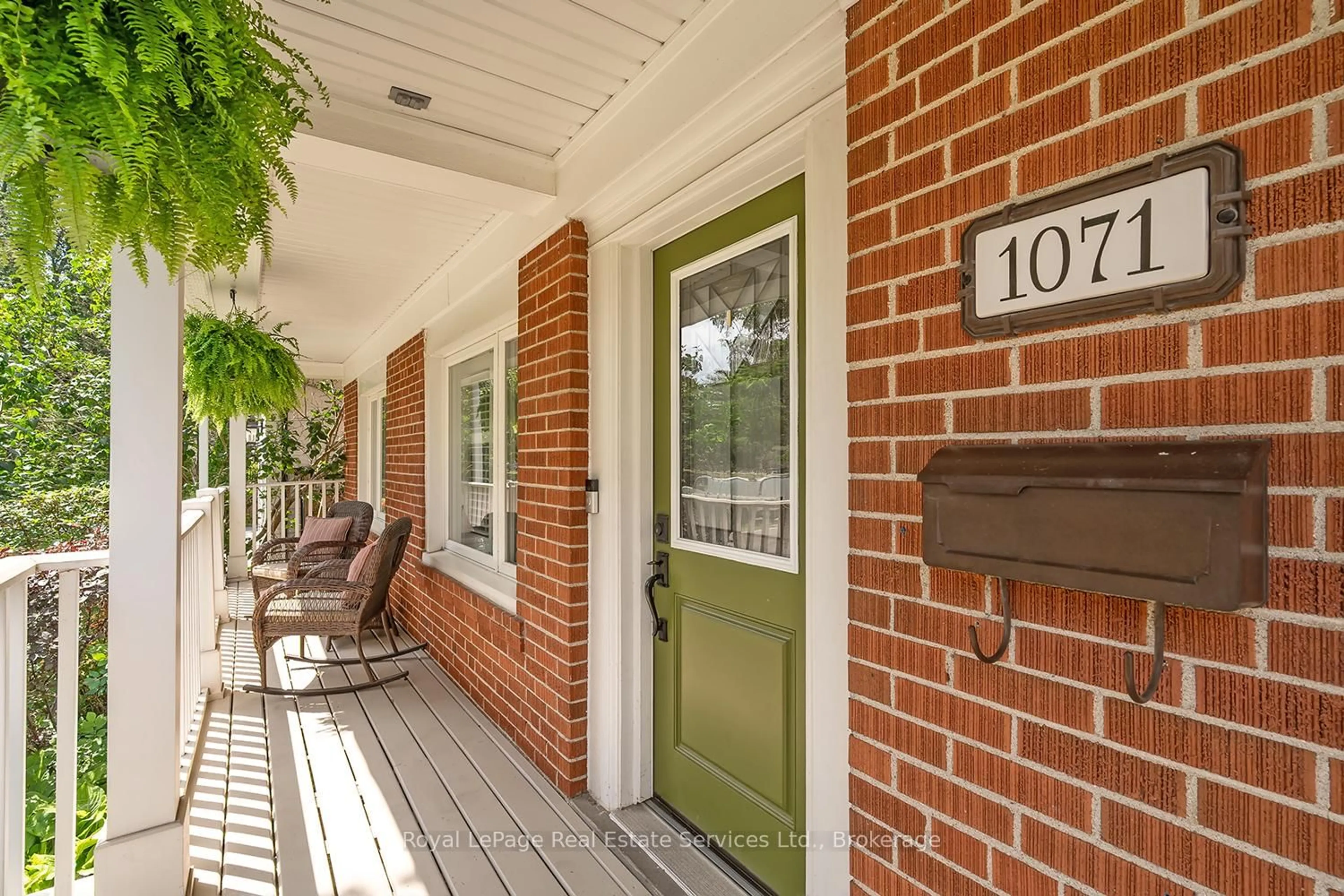 Indoor entryway for 1071 Melvin Ave, Oakville Ontario L6J 2V8