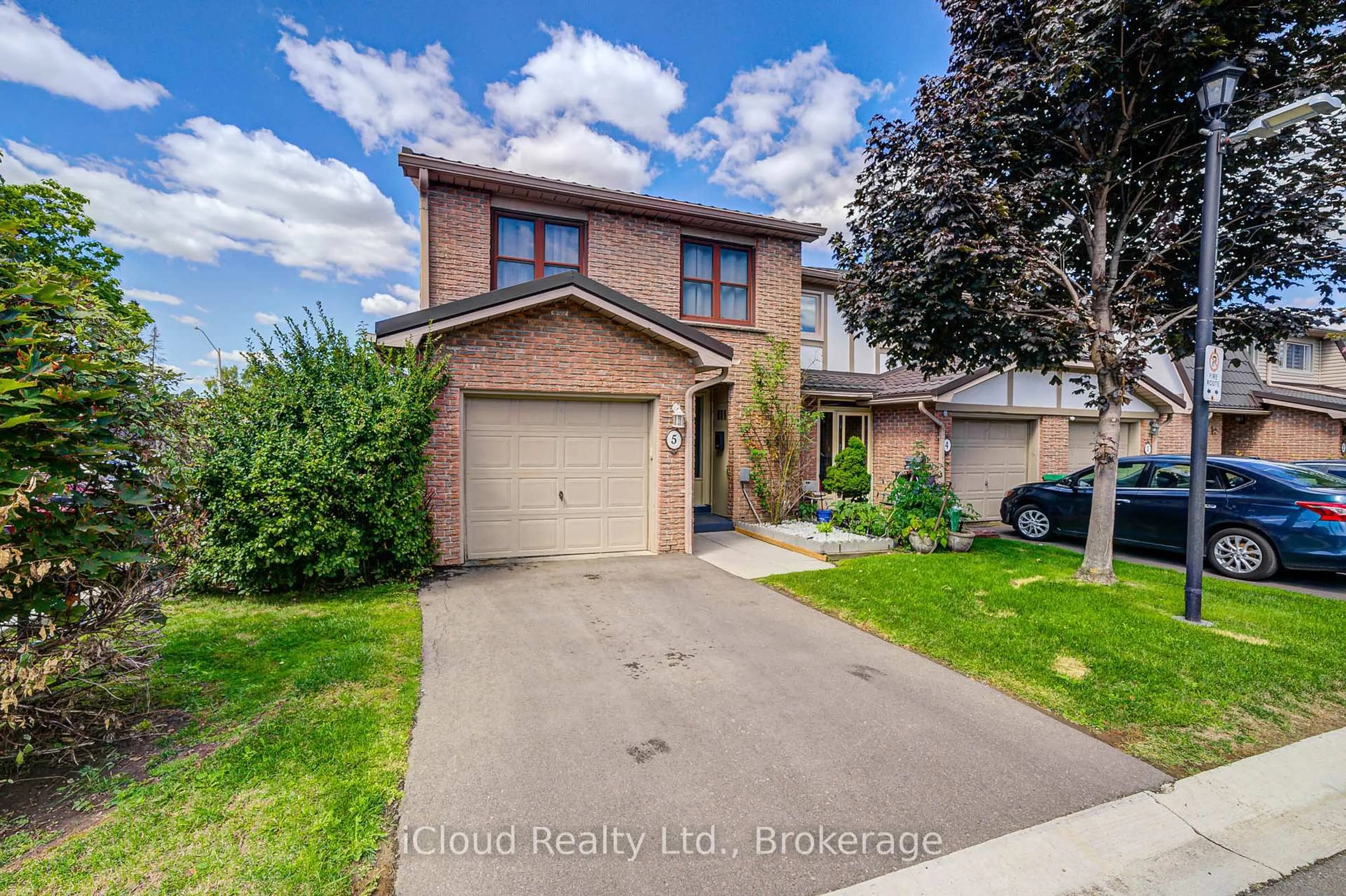 A pic from outside/outdoor area/front of a property/back of a property/a pic from drone, street for 5 Gloucester Pl, Brampton Ontario L6S 2E5