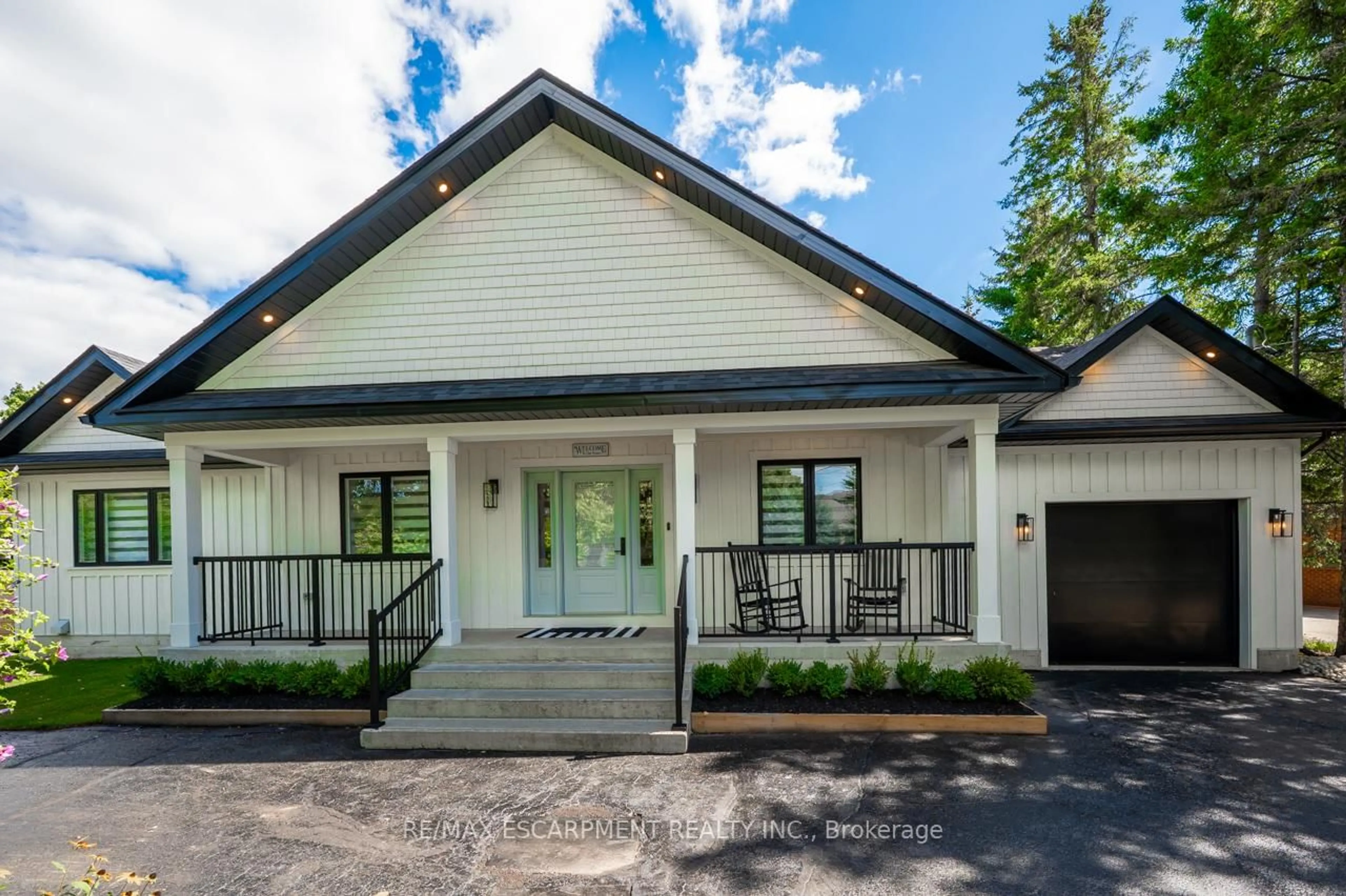 Home with vinyl exterior material, unknown for 2560 2 Side Rd, Burlington Ontario L7M 0T1