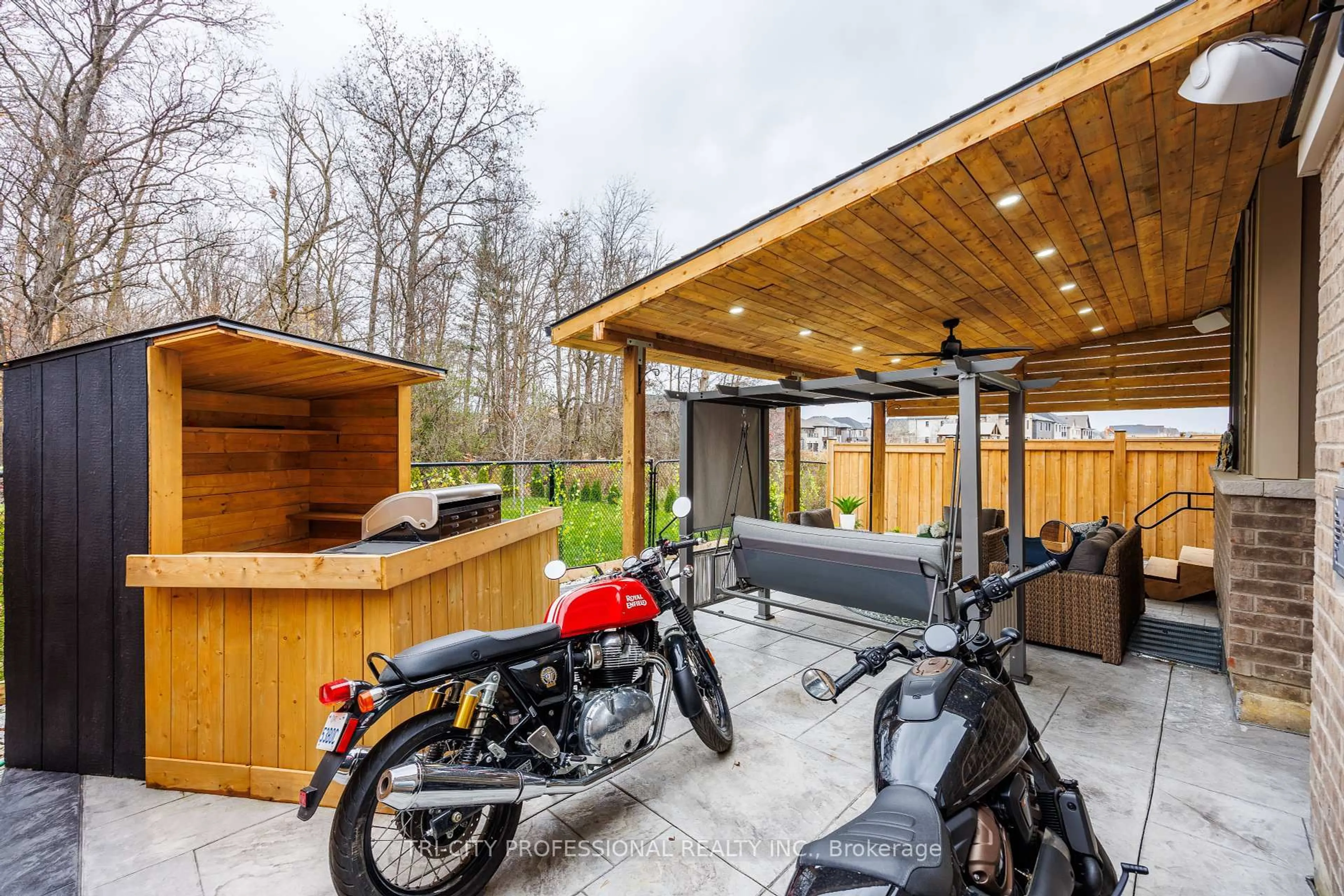 Indoor garage for 67 Eberly Woods Dr, Caledon Ontario L7C 4J3