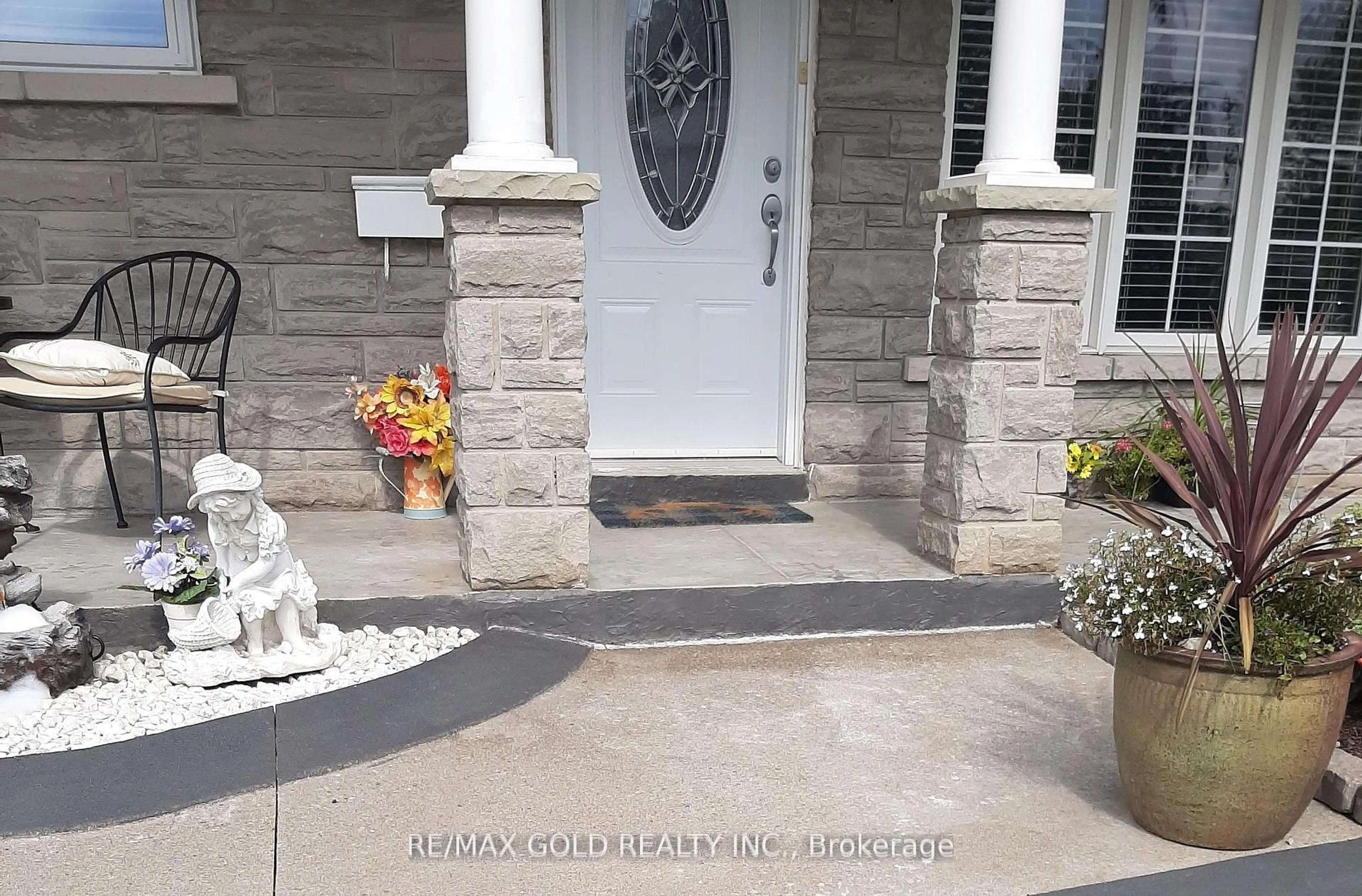Indoor entryway for 15 Castlemore Dr, Brampton Ontario L6W 2V9