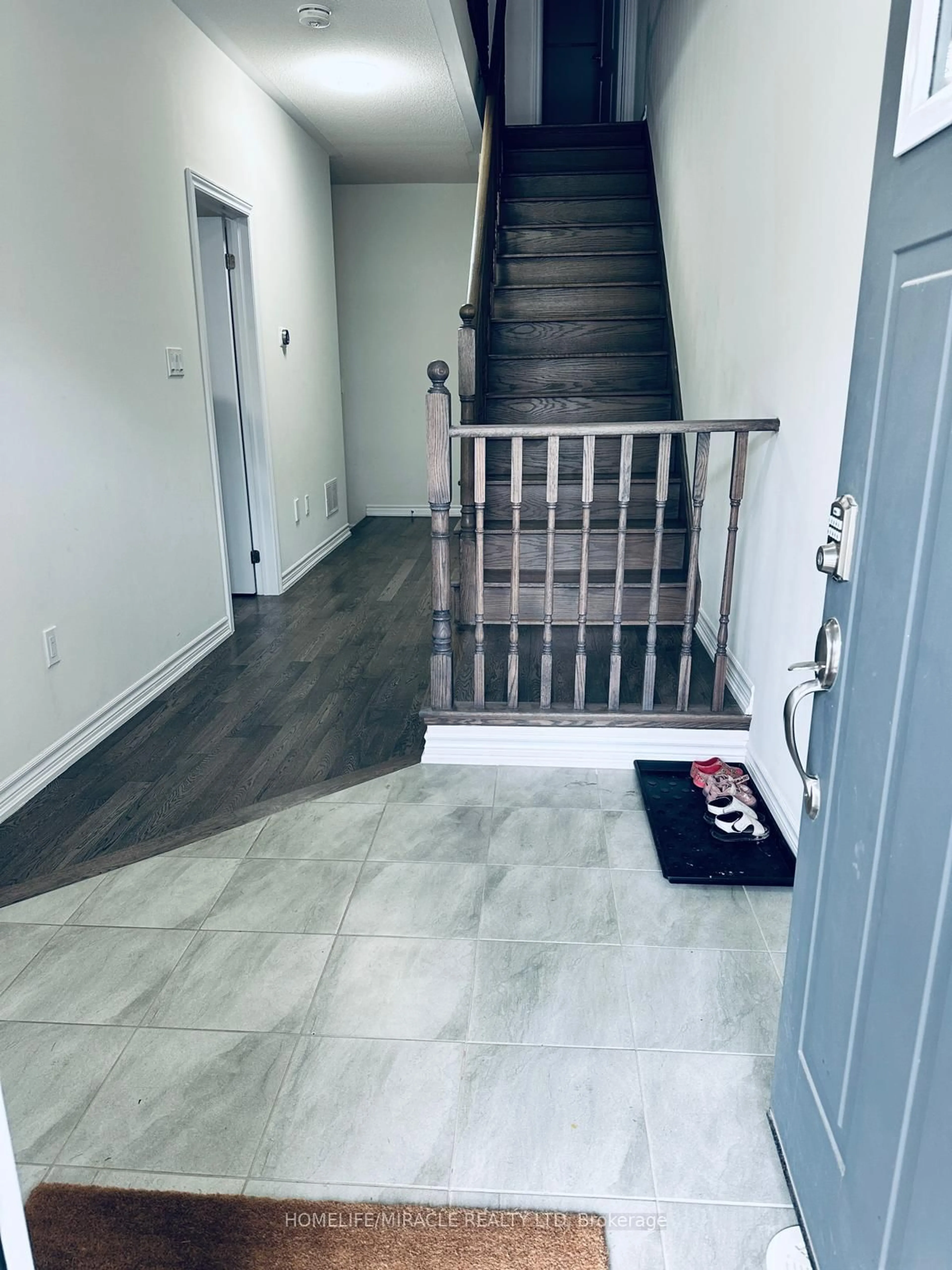 Indoor entryway for 18 Petch Ave, Caledon Ontario L7C 4J7