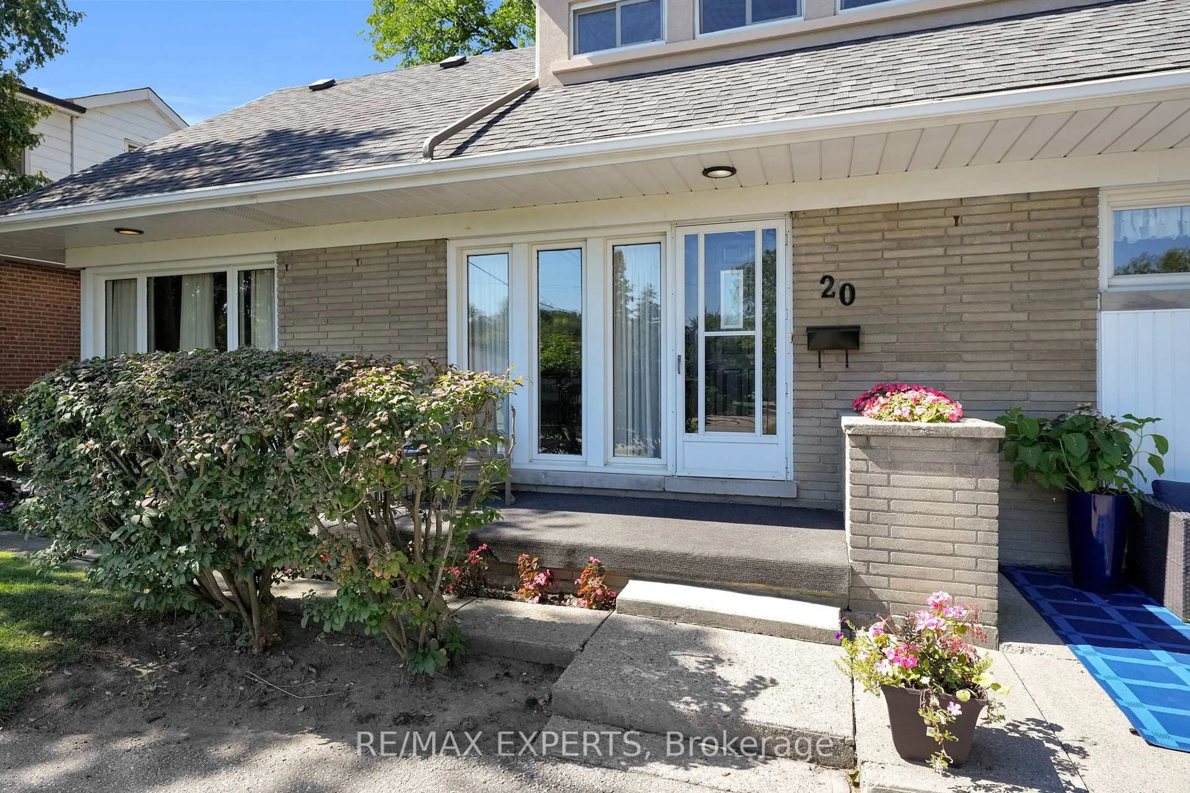 Indoor entryway for 20 Havenridge Dr, Toronto Ontario M9P 3M4