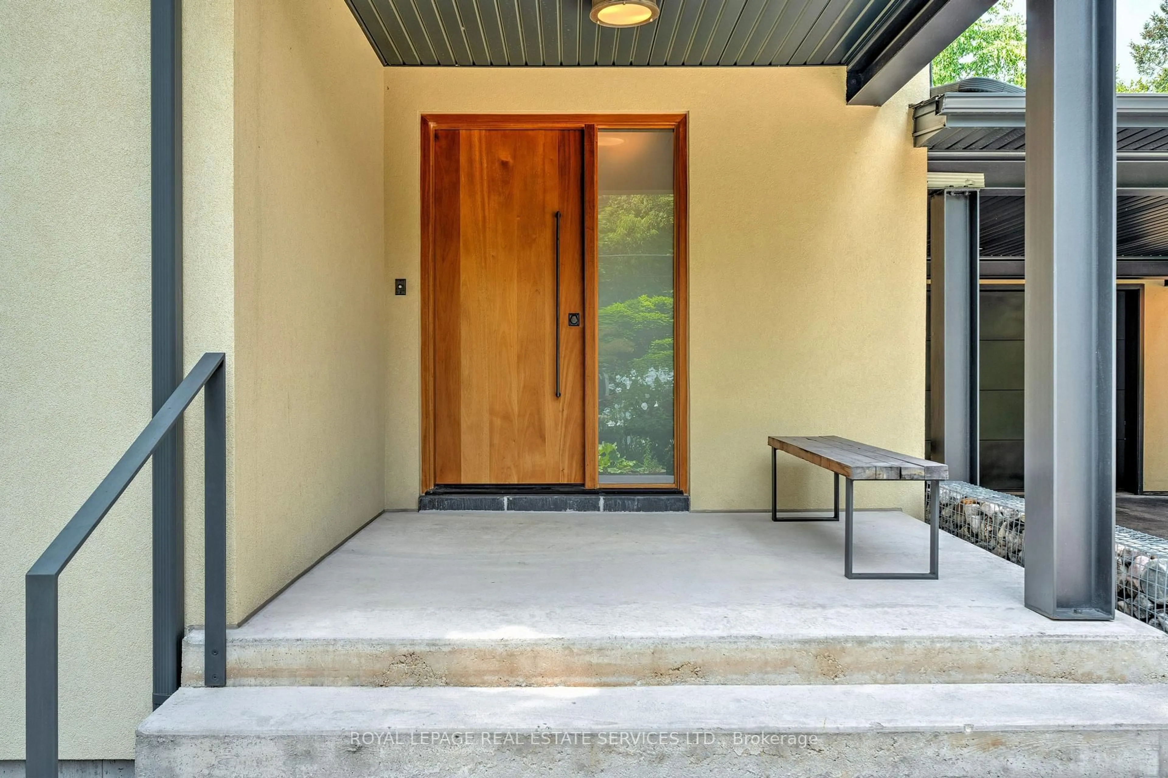 Indoor entryway for 367 Spruce St, Oakville Ontario L6J 2H2