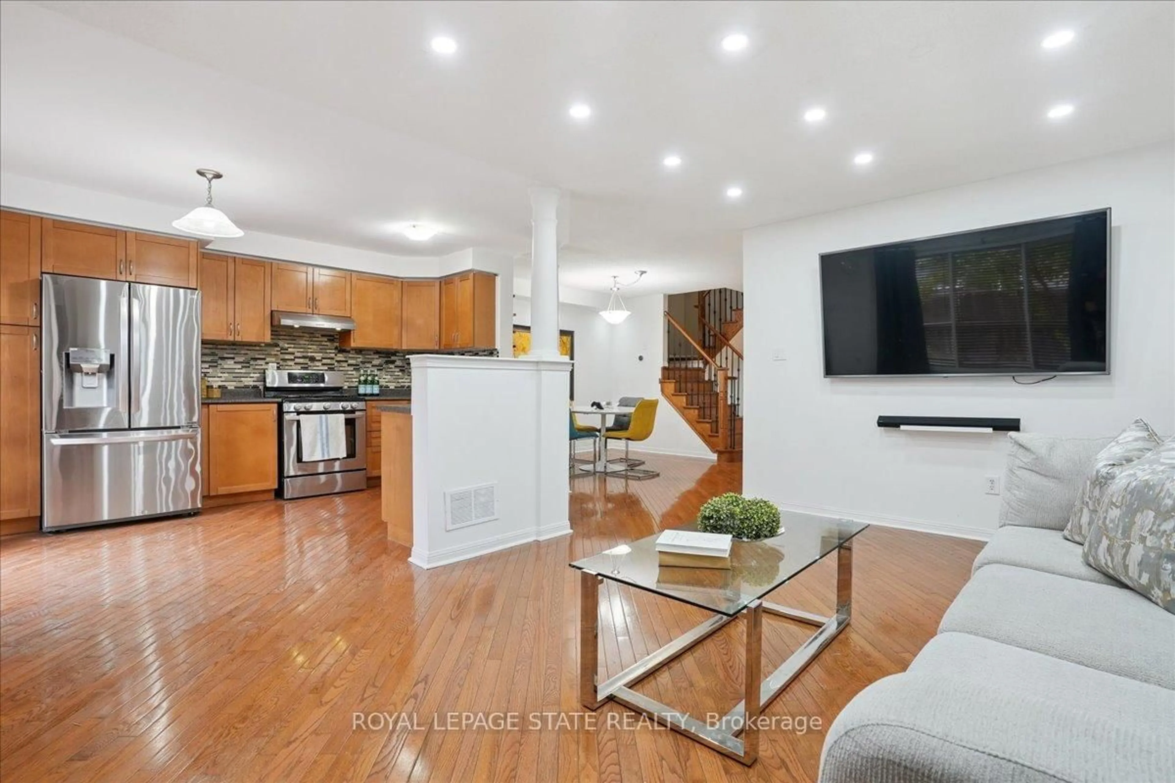 Open concept kitchen, unknown for 815 Stark Circ, Milton Ontario L9T 6Y7
