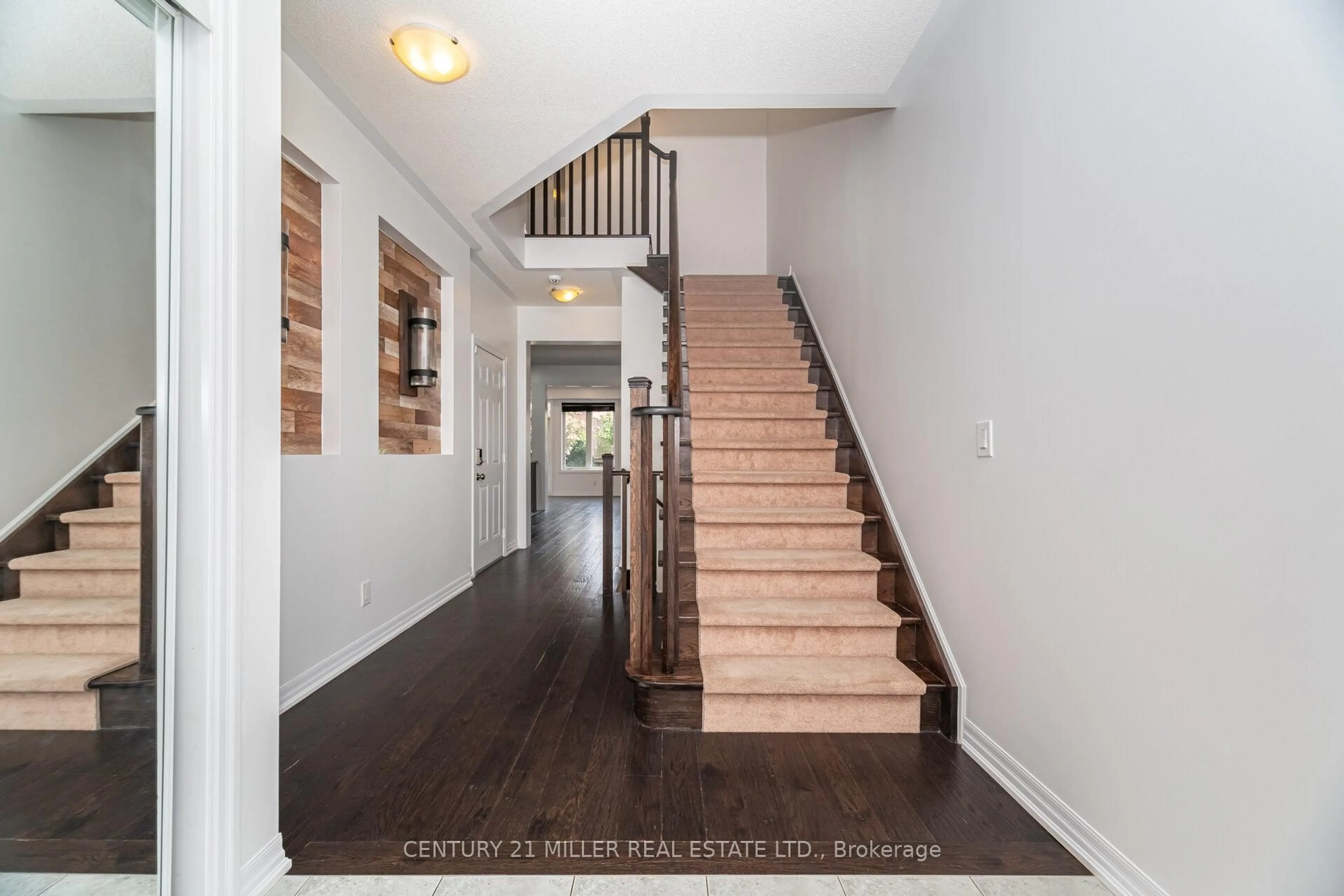 Indoor entryway for 113 Aird Crt, Milton Ontario L9T 8B6