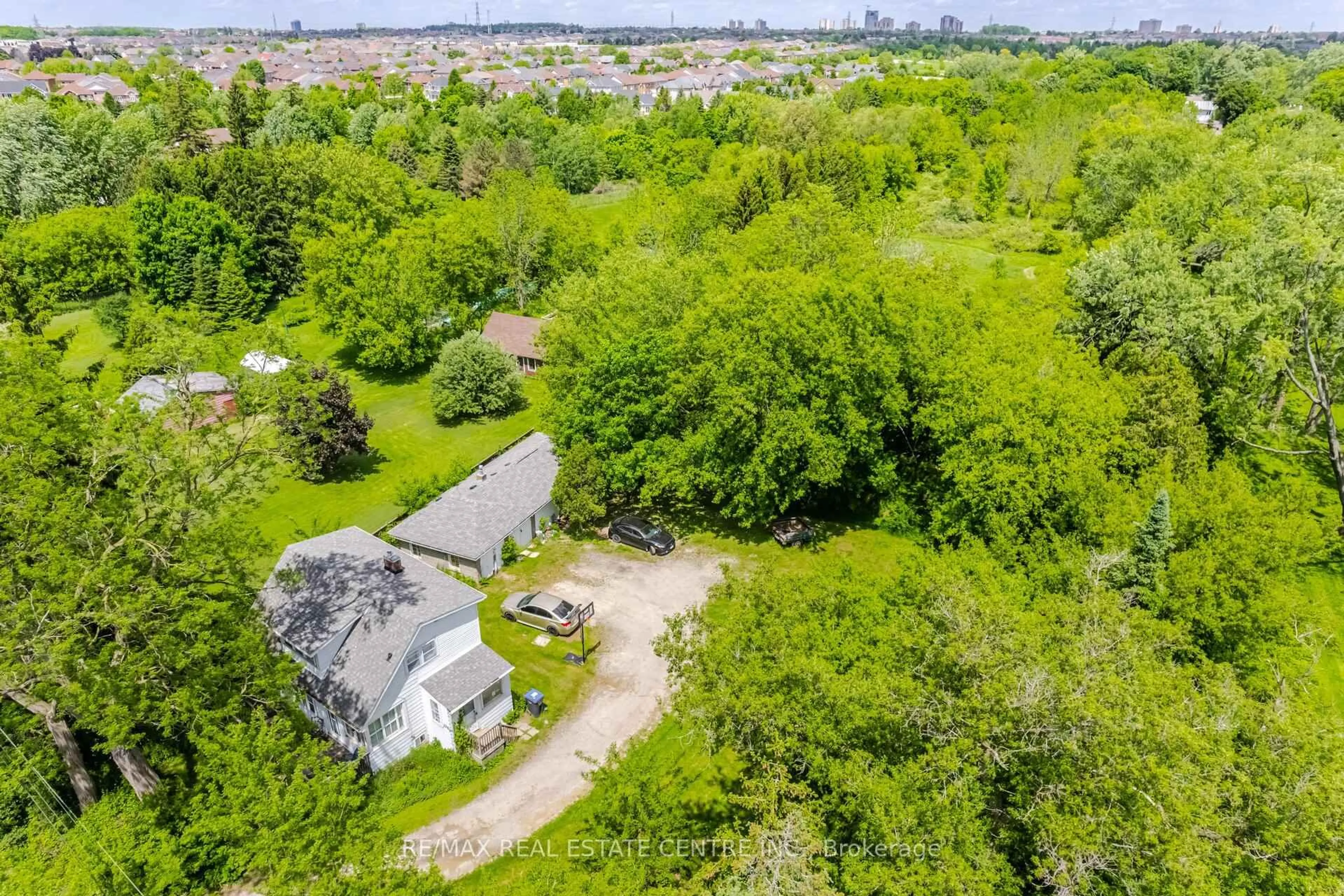 A pic from outside/outdoor area/front of a property/back of a property/a pic from drone, street for 174 Victoria St, Brampton Ontario L6Y 0A6