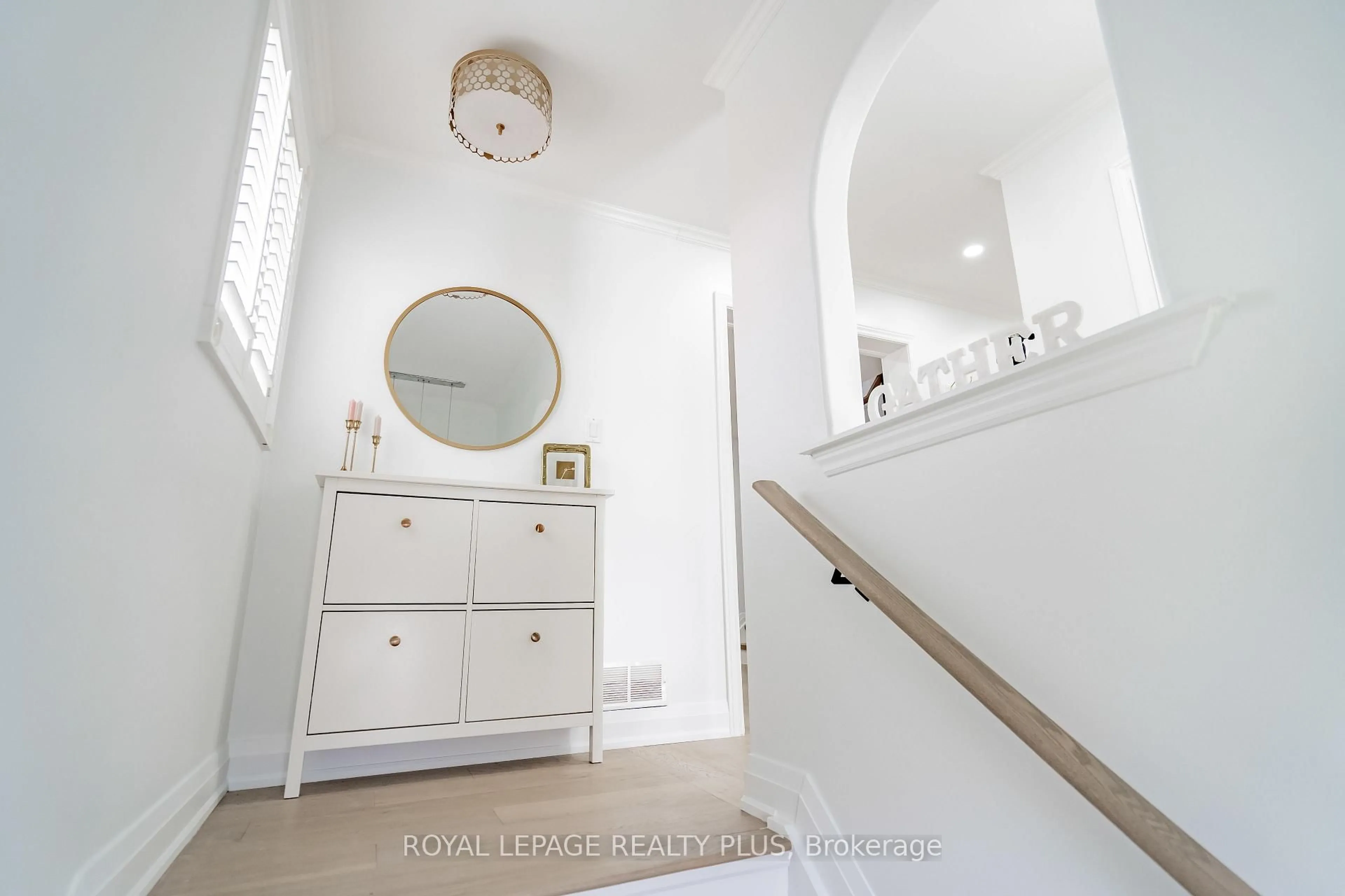 Indoor entryway for 568 Fergo Ave, Mississauga Ontario L5B 2J3
