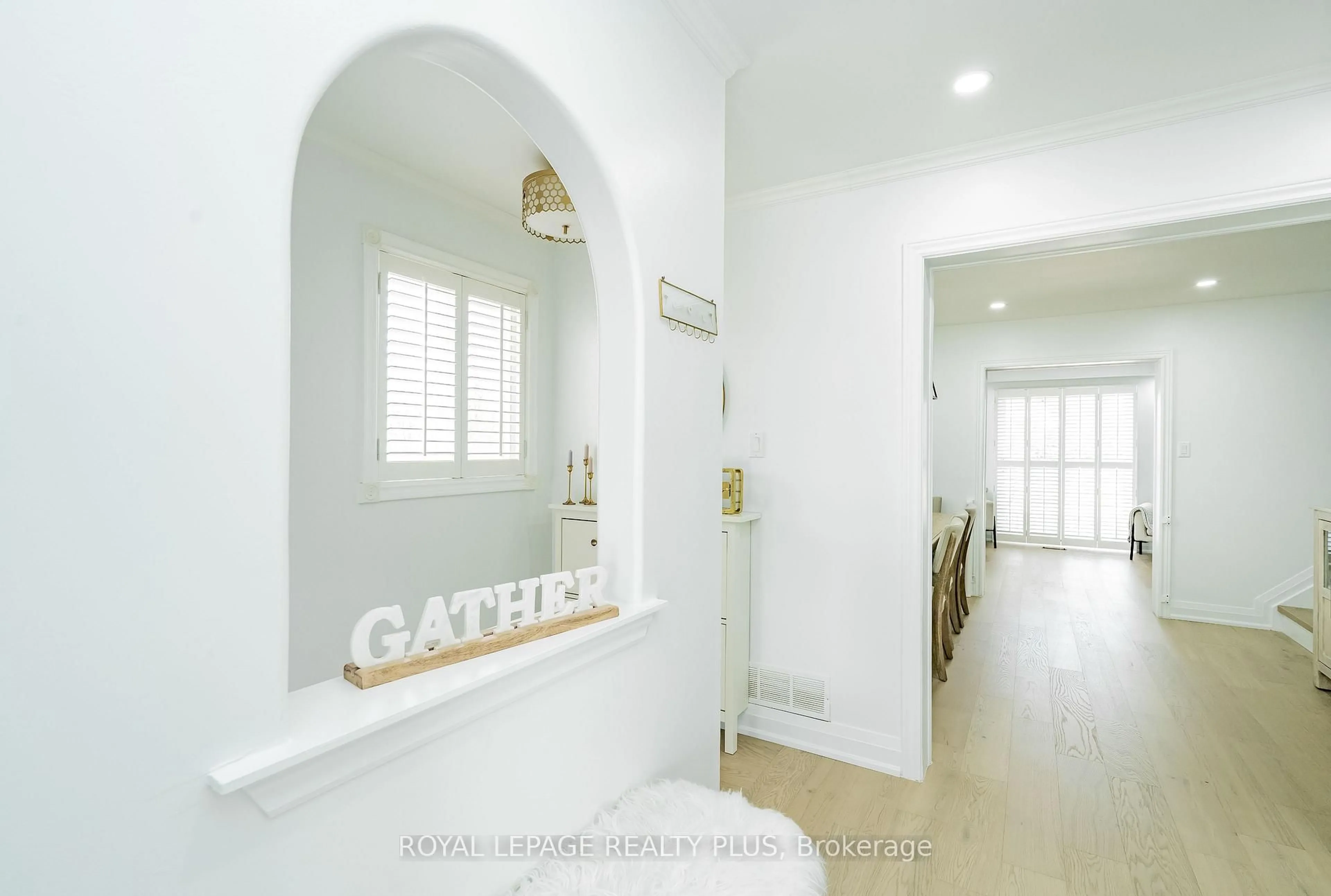 Indoor foyer for 568 Fergo Ave, Mississauga Ontario L5B 2J3