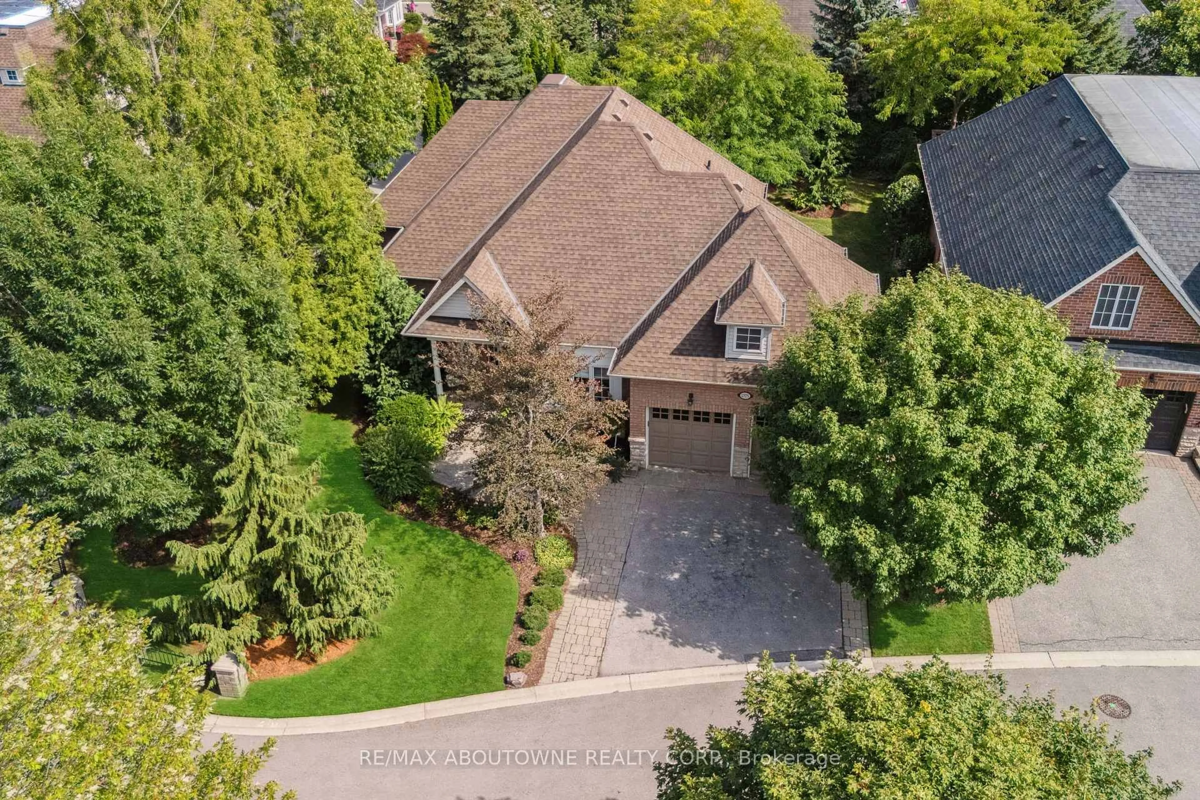 A pic from outside/outdoor area/front of a property/back of a property/a pic from drone, street for 2375 Ravine Gate, Oakville Ontario L6M 4R1