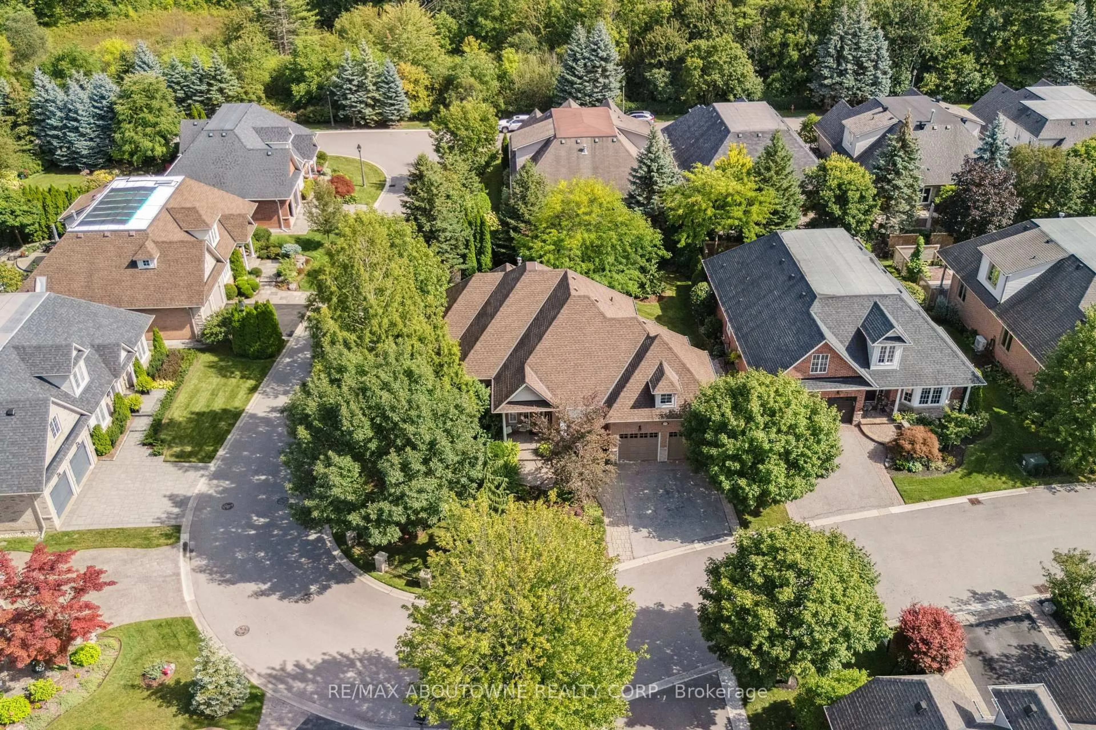 A pic from outside/outdoor area/front of a property/back of a property/a pic from drone, street for 2375 Ravine Gate, Oakville Ontario L6M 4R1