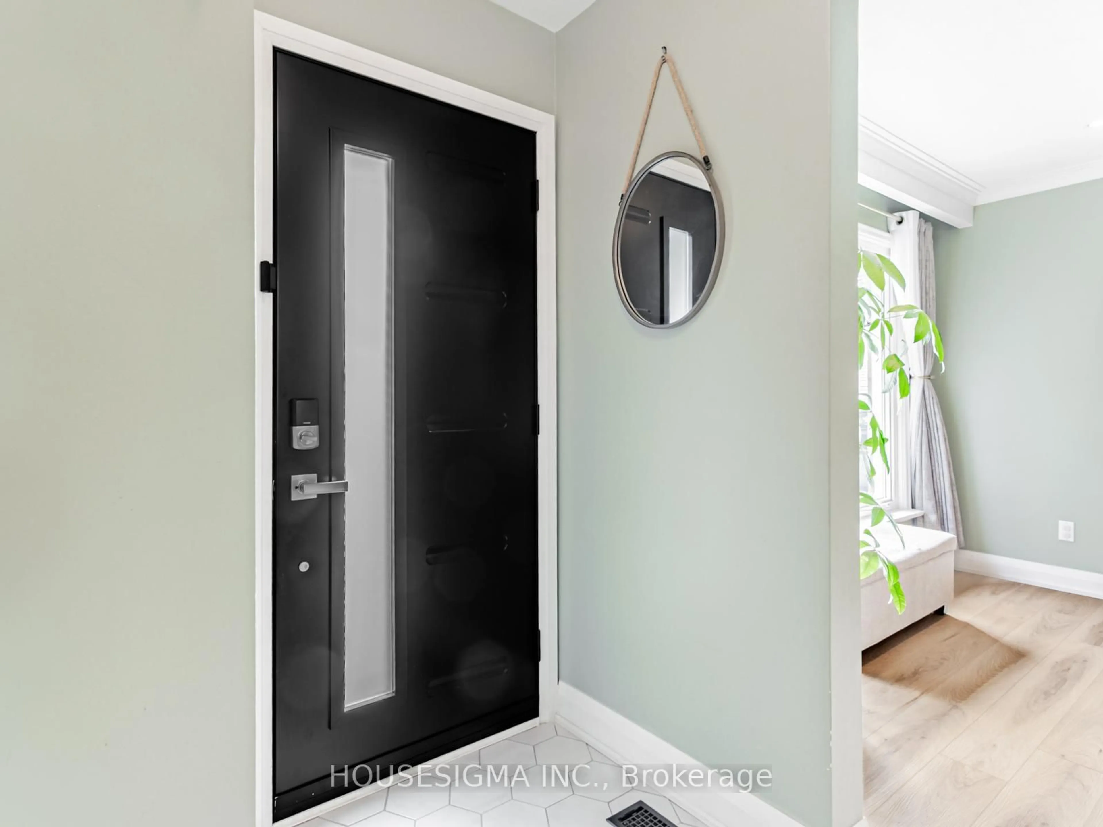 Indoor entryway for 72 Ludstone Dr, Toronto Ontario M9R 2J3
