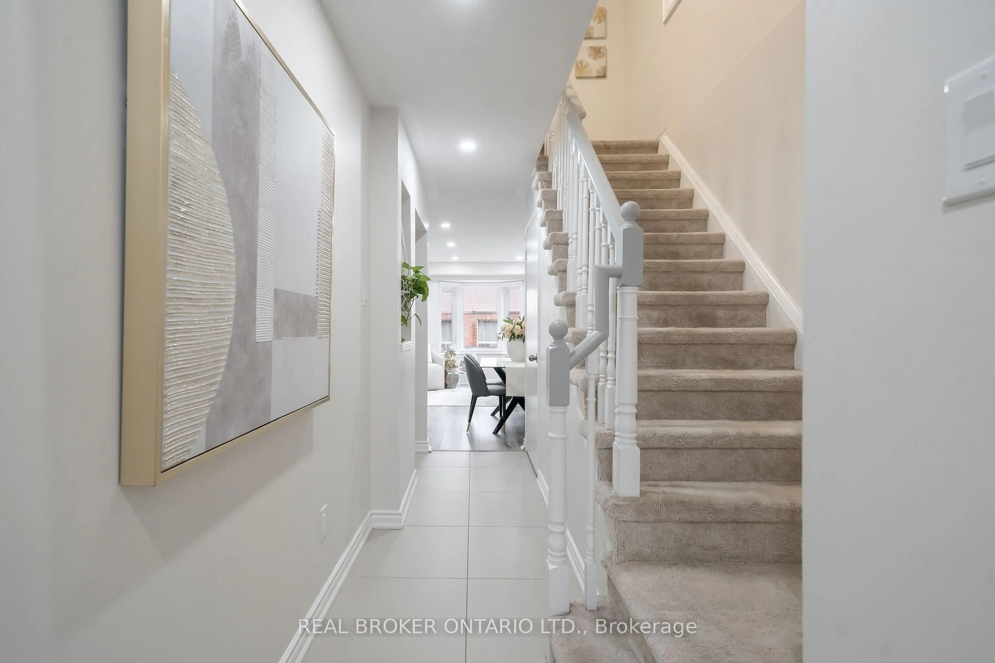 Indoor foyer for 5255 Guildwood Way #36, Mississauga Ontario L5R 4A7