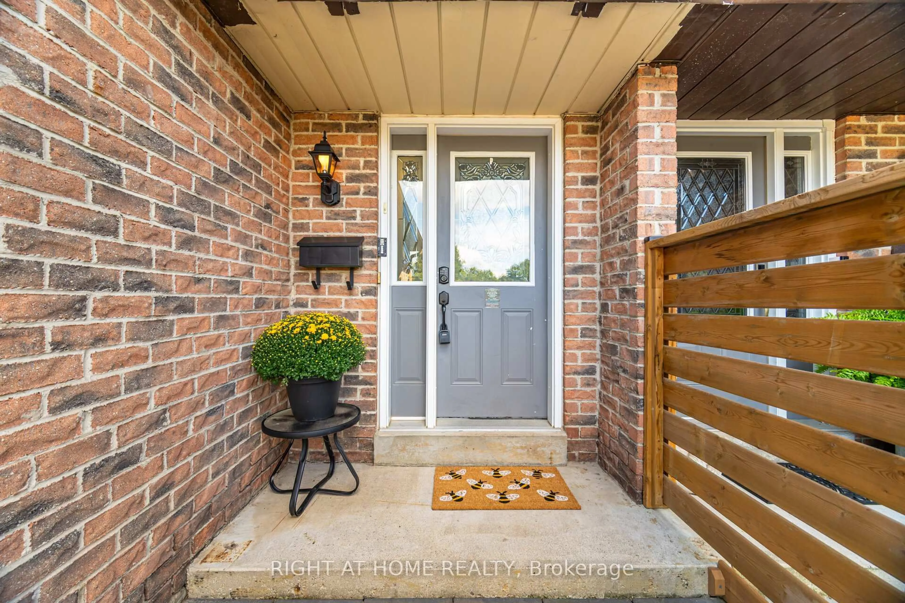 Indoor entryway for 526 Holly Ave, Milton Ontario L9T 4G7