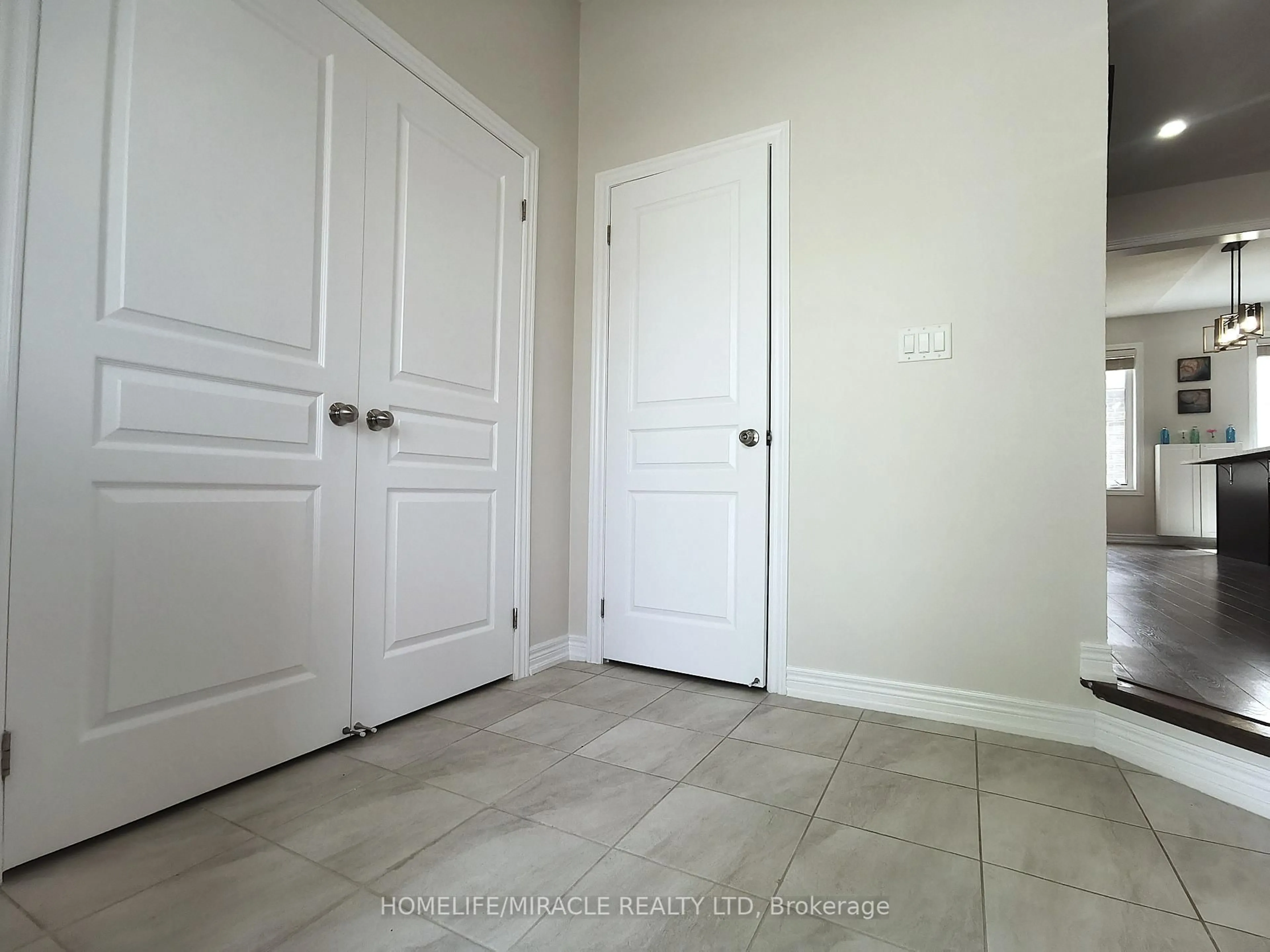 Indoor entryway for 149 Remembrance Rd, Brampton Ontario L7A 3Y2