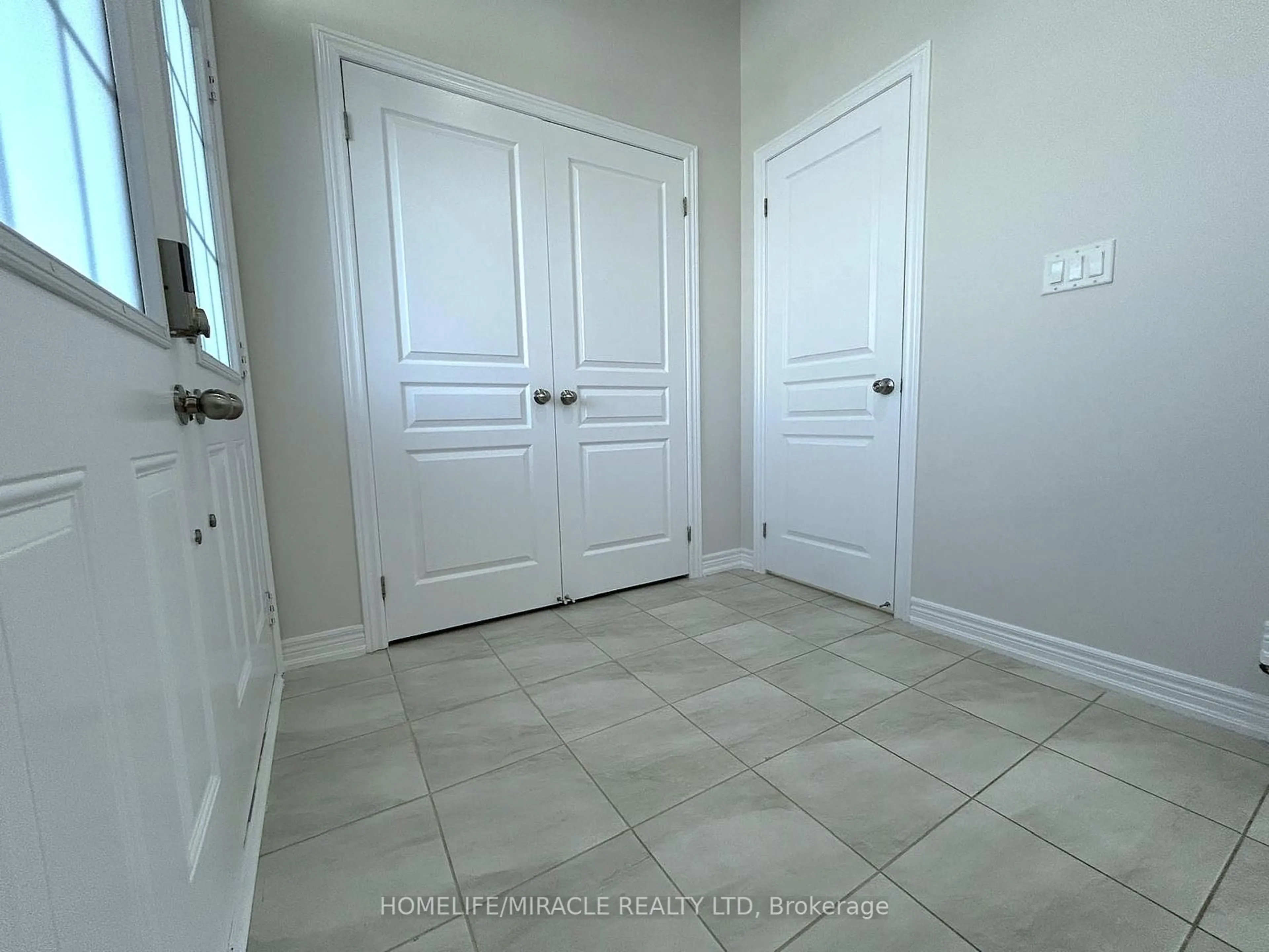 Indoor entryway for 149 Remembrance Rd, Brampton Ontario L7A 3Y2