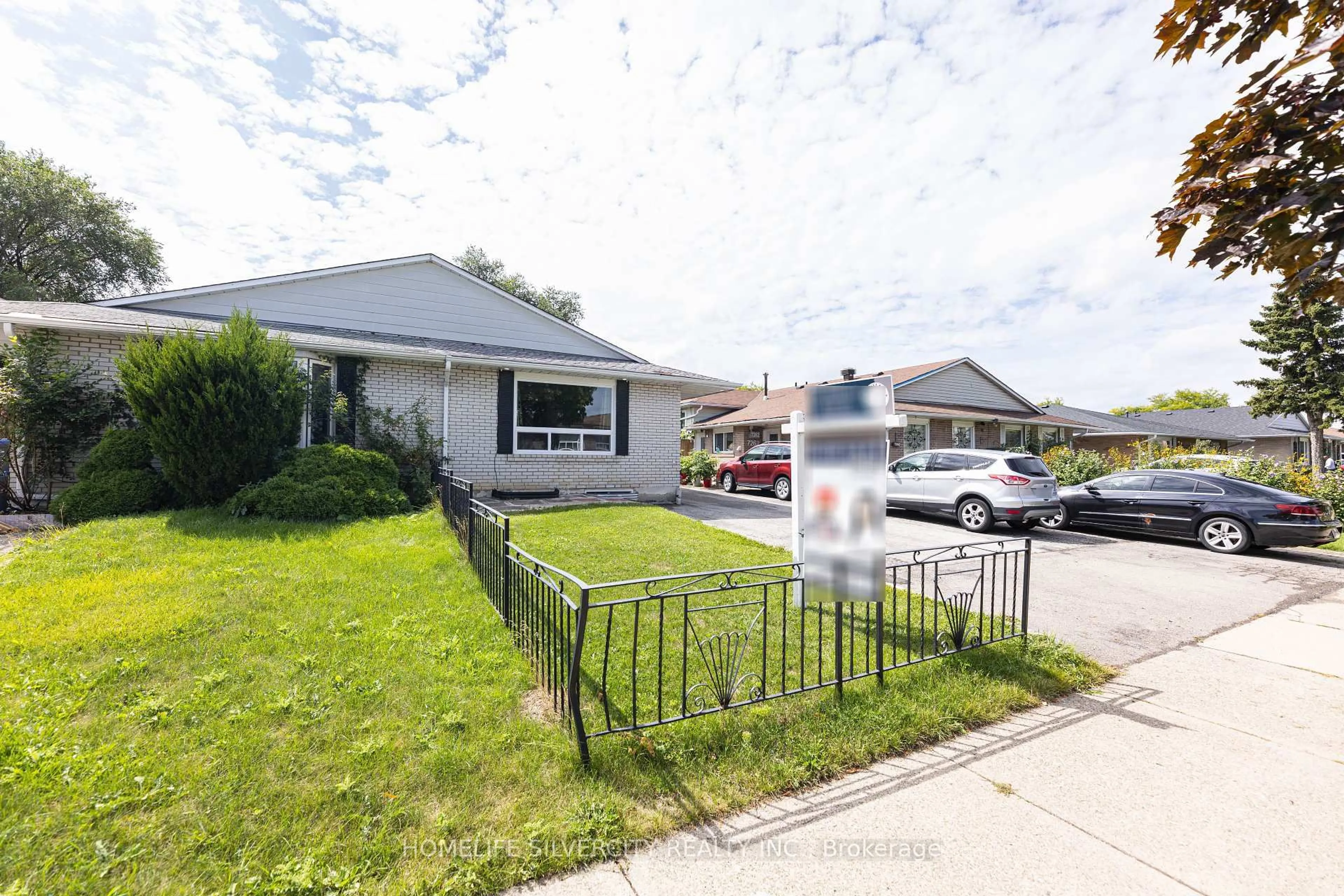 Patio, street for 7258 Reindeer Dr, Mississauga Ontario L4T 2M7