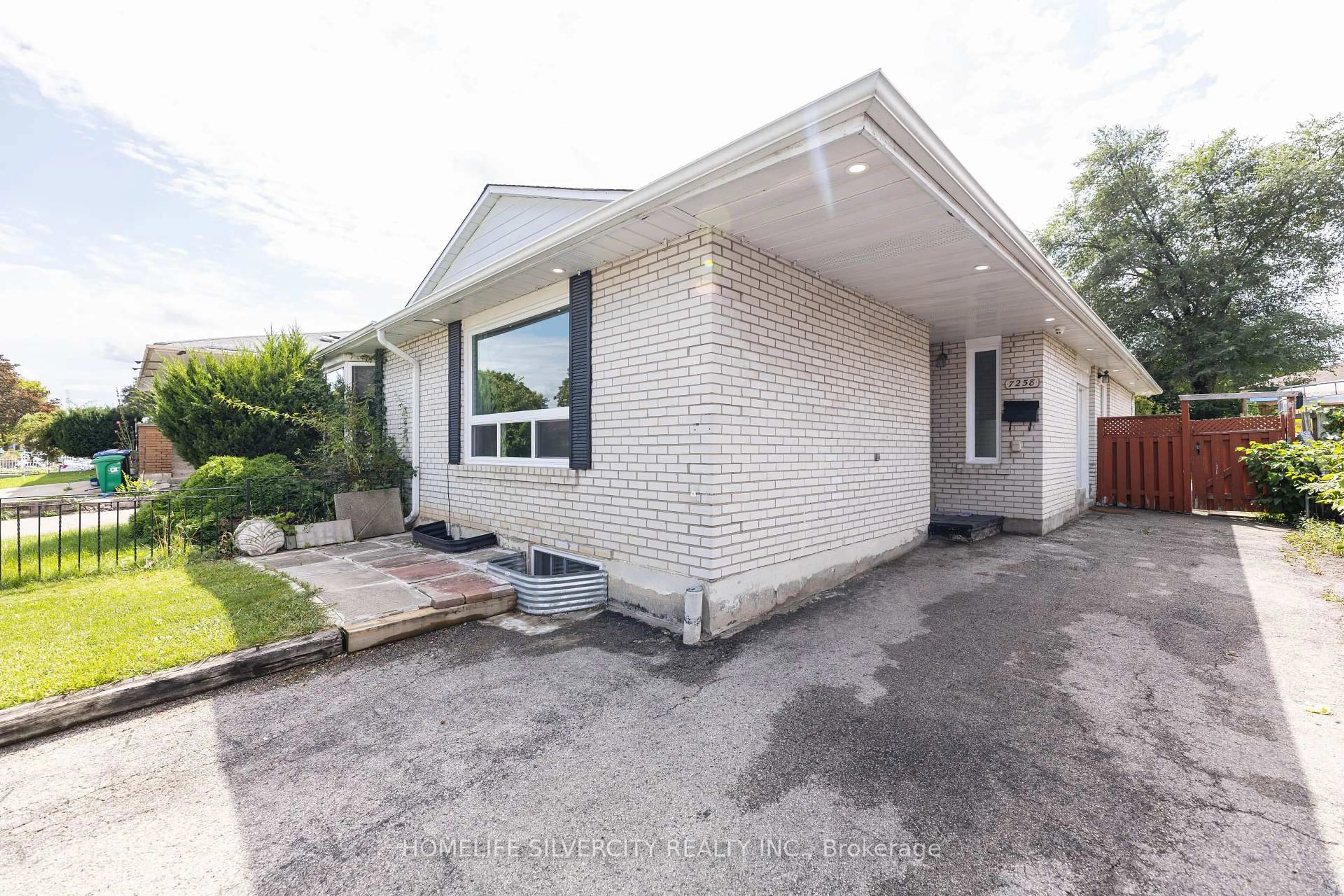 Unknown for 7258 Reindeer Dr, Mississauga Ontario L4T 2M7