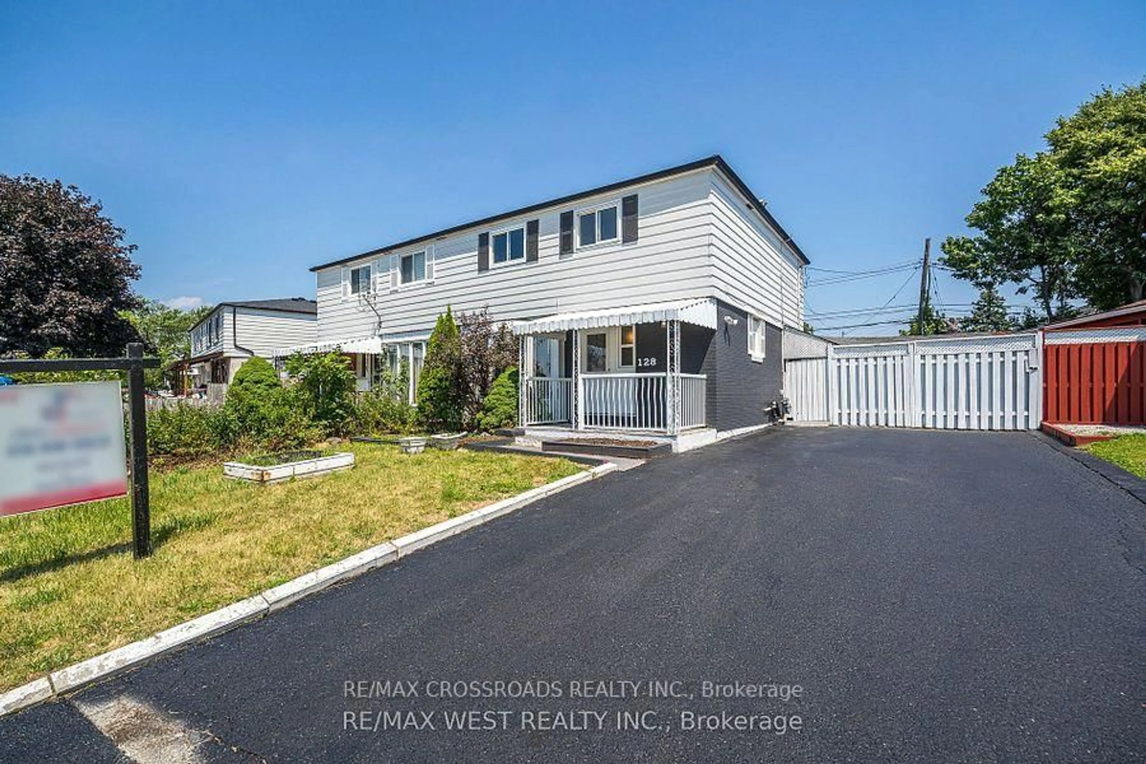 Home with vinyl exterior material, street for 128 Avondale Blvd, Brampton Ontario L6T 1H7