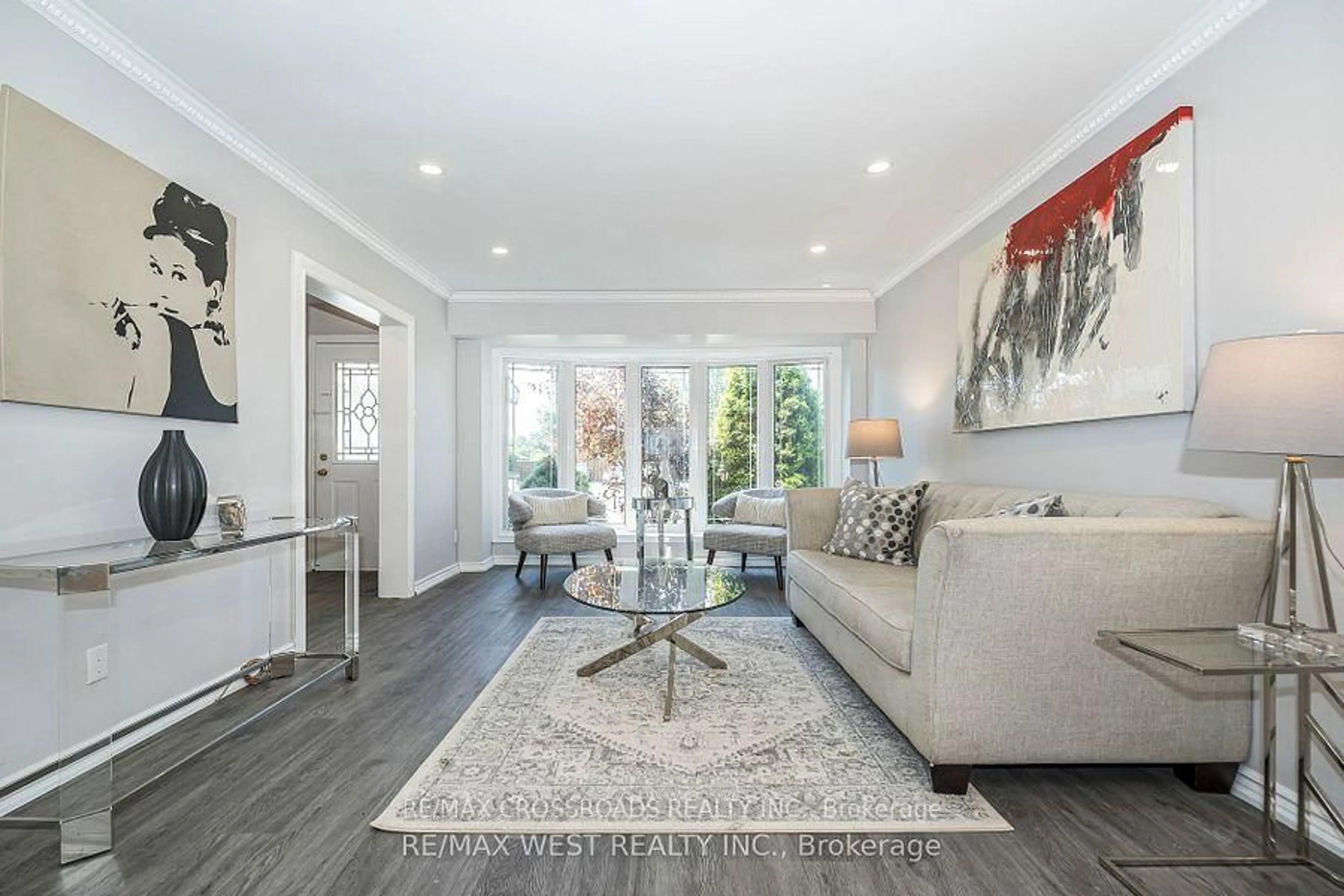 Living room with furniture, unknown for 128 Avondale Blvd, Brampton Ontario L6T 1H7