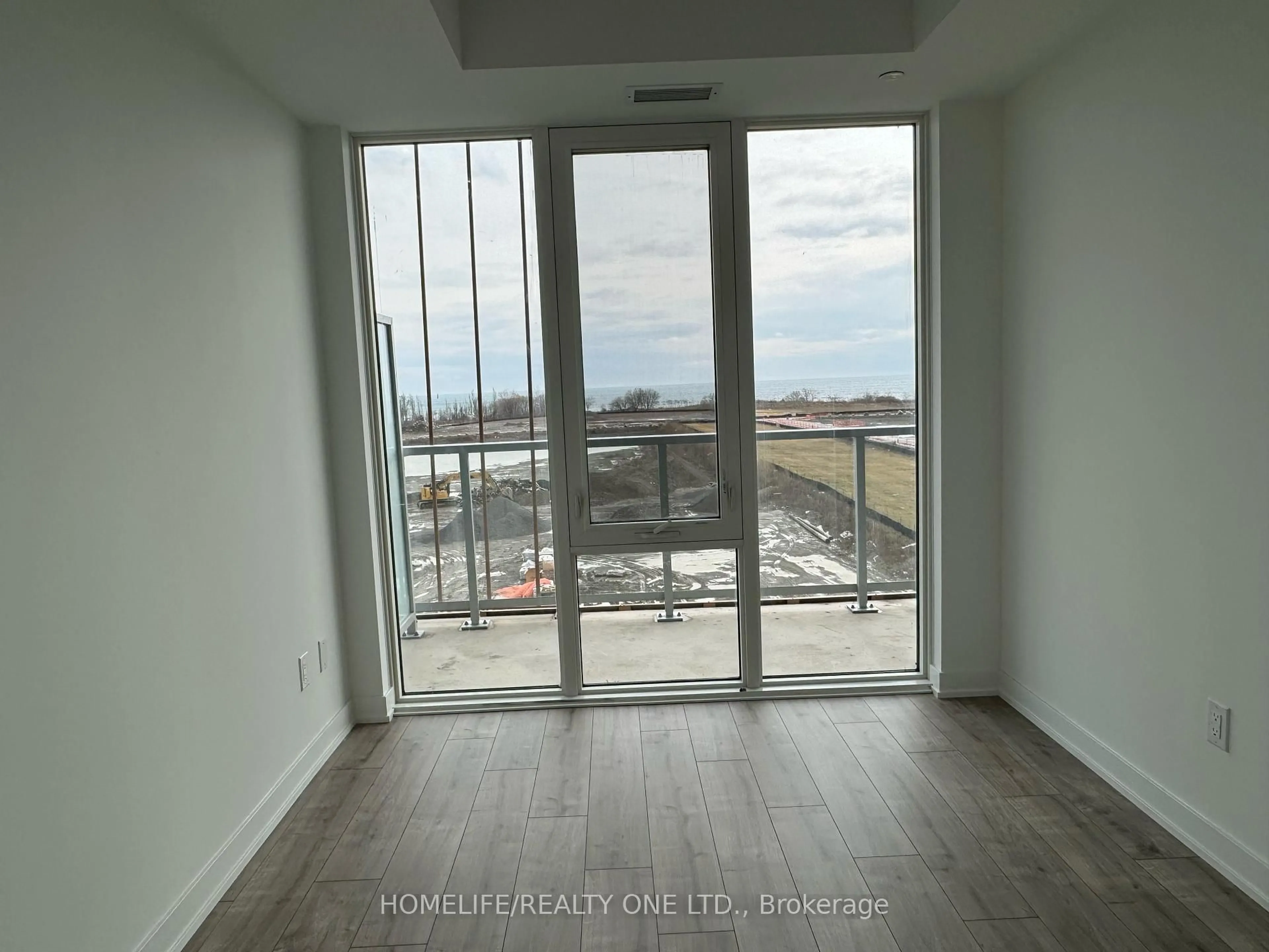 A pic of a room for 220 Missinnihe Way #421, Mississauga Ontario L5H 0A9