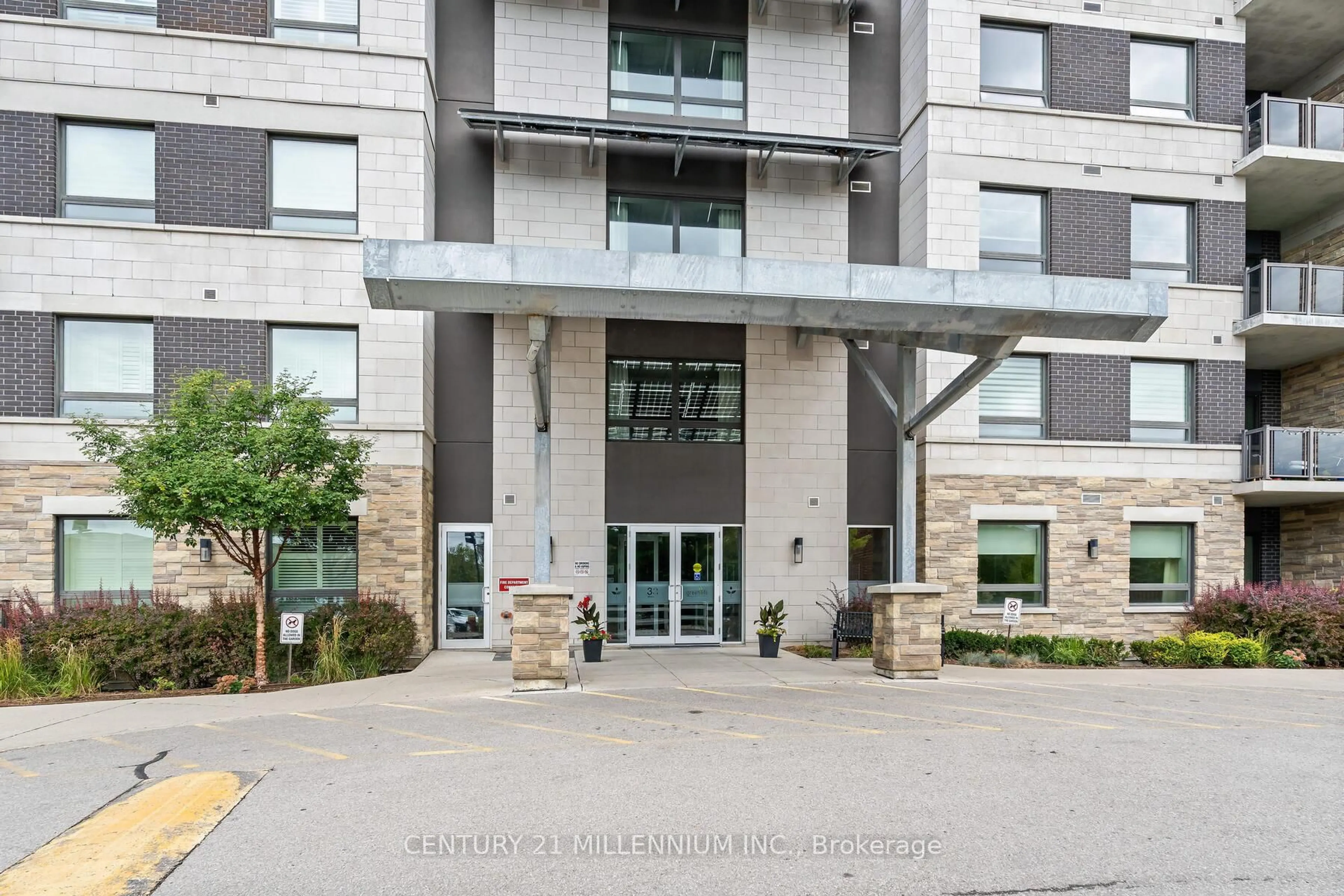 Indoor foyer for 33 Whitmer St #413, Milton Ontario L9T 8P9