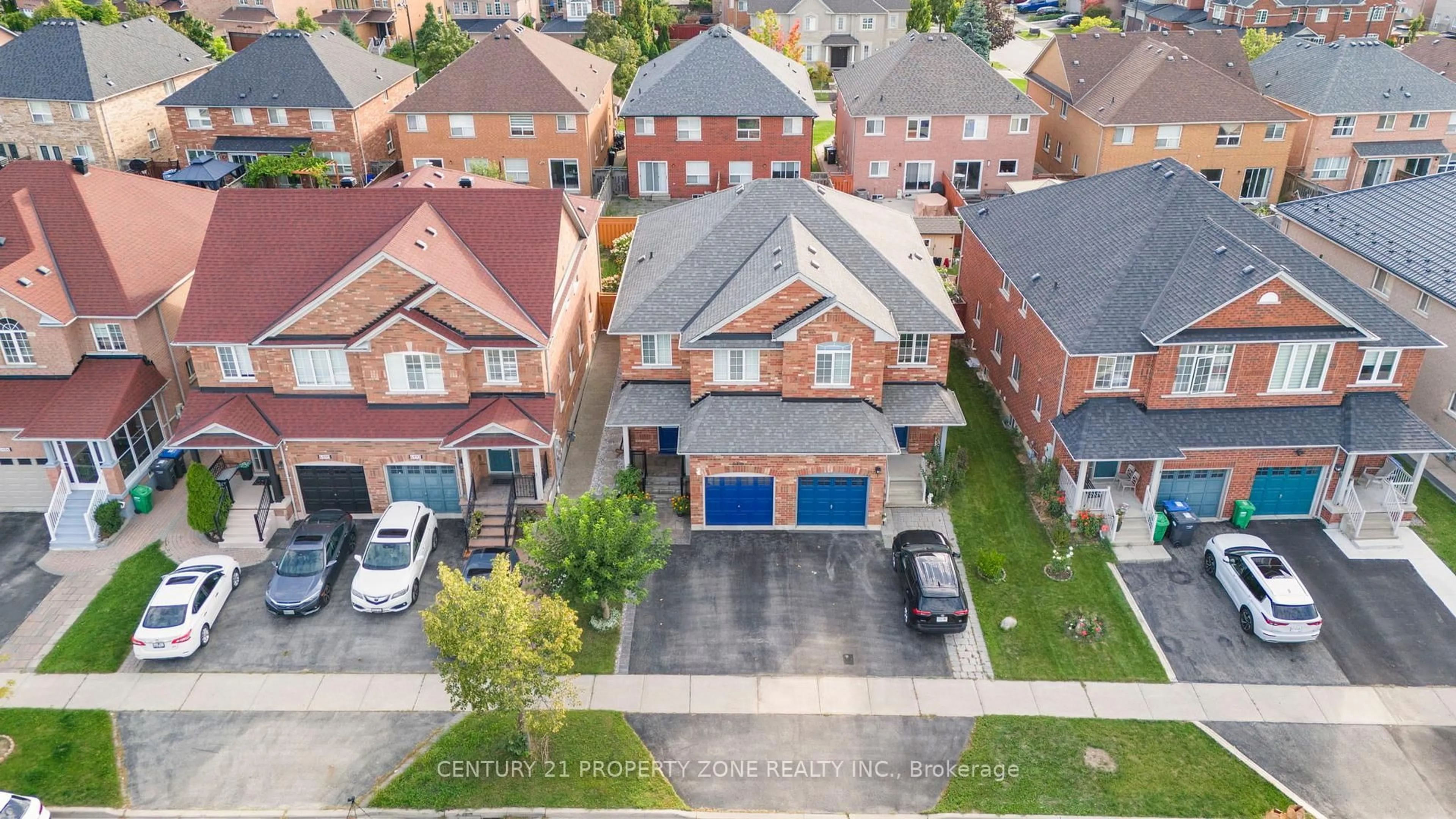 A pic from outside/outdoor area/front of a property/back of a property/a pic from drone, street for 6496 RALLYMASTER Hts, Mississauga Ontario L5W 1P7