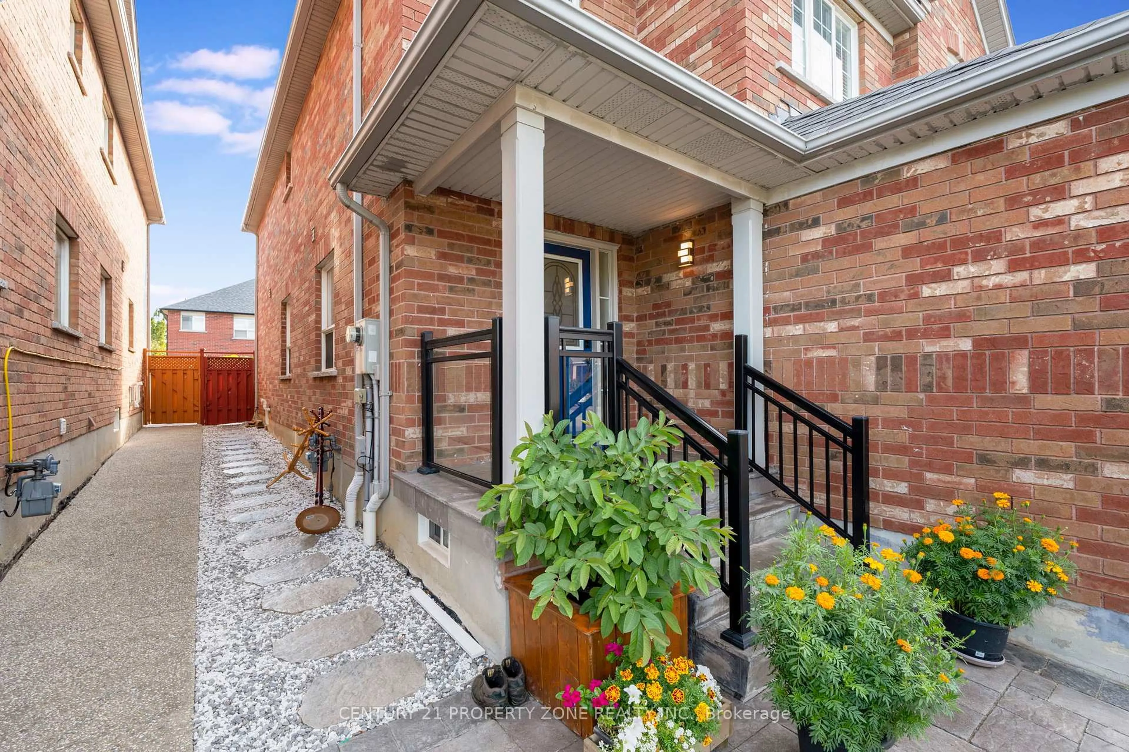 Home with brick exterior material, street for 6496 RALLYMASTER Hts, Mississauga Ontario L5W 1P7