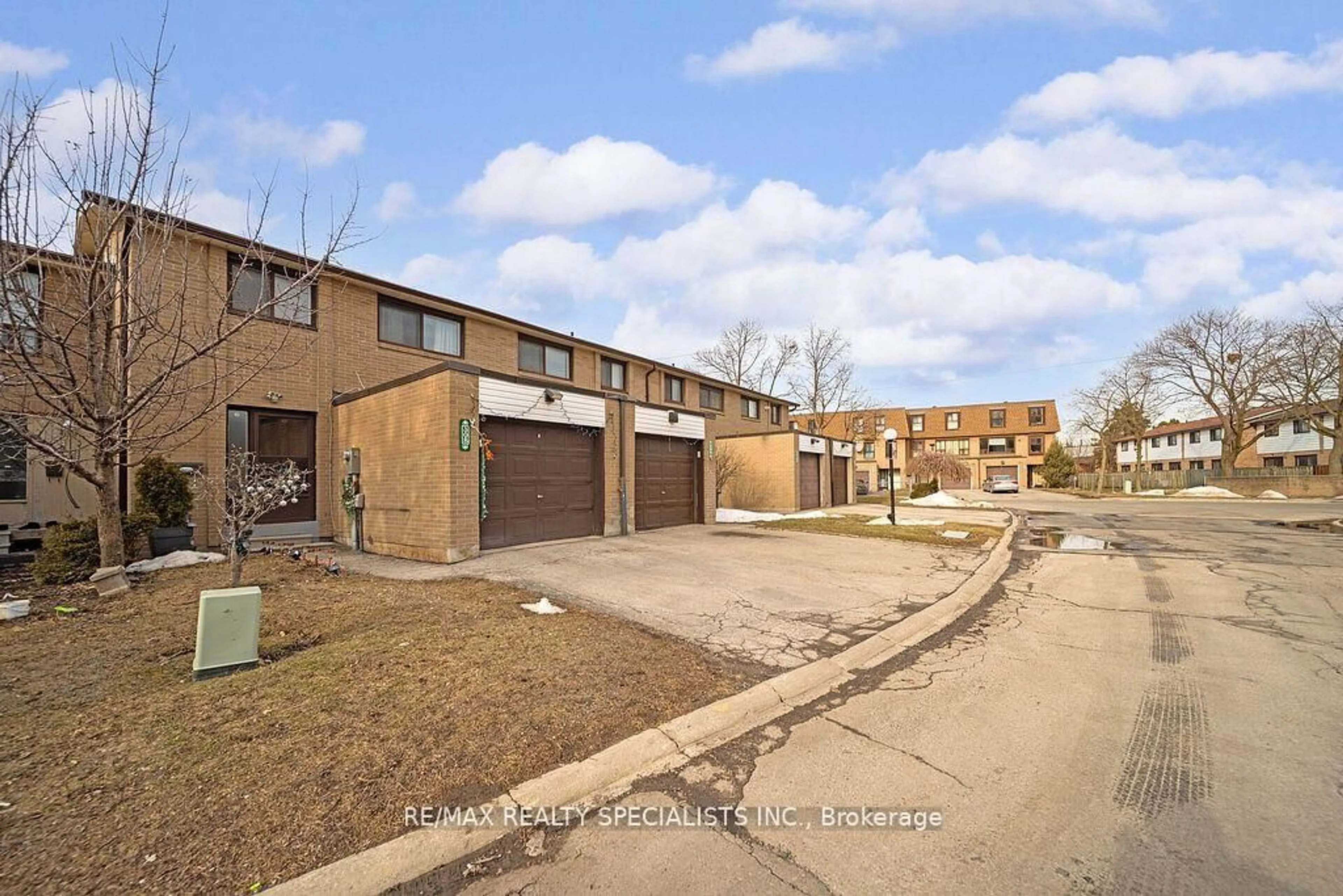A pic from outside/outdoor area/front of a property/back of a property/a pic from drone, street for 308 Fleetwood Cres, Brampton Ontario L6T 2E7