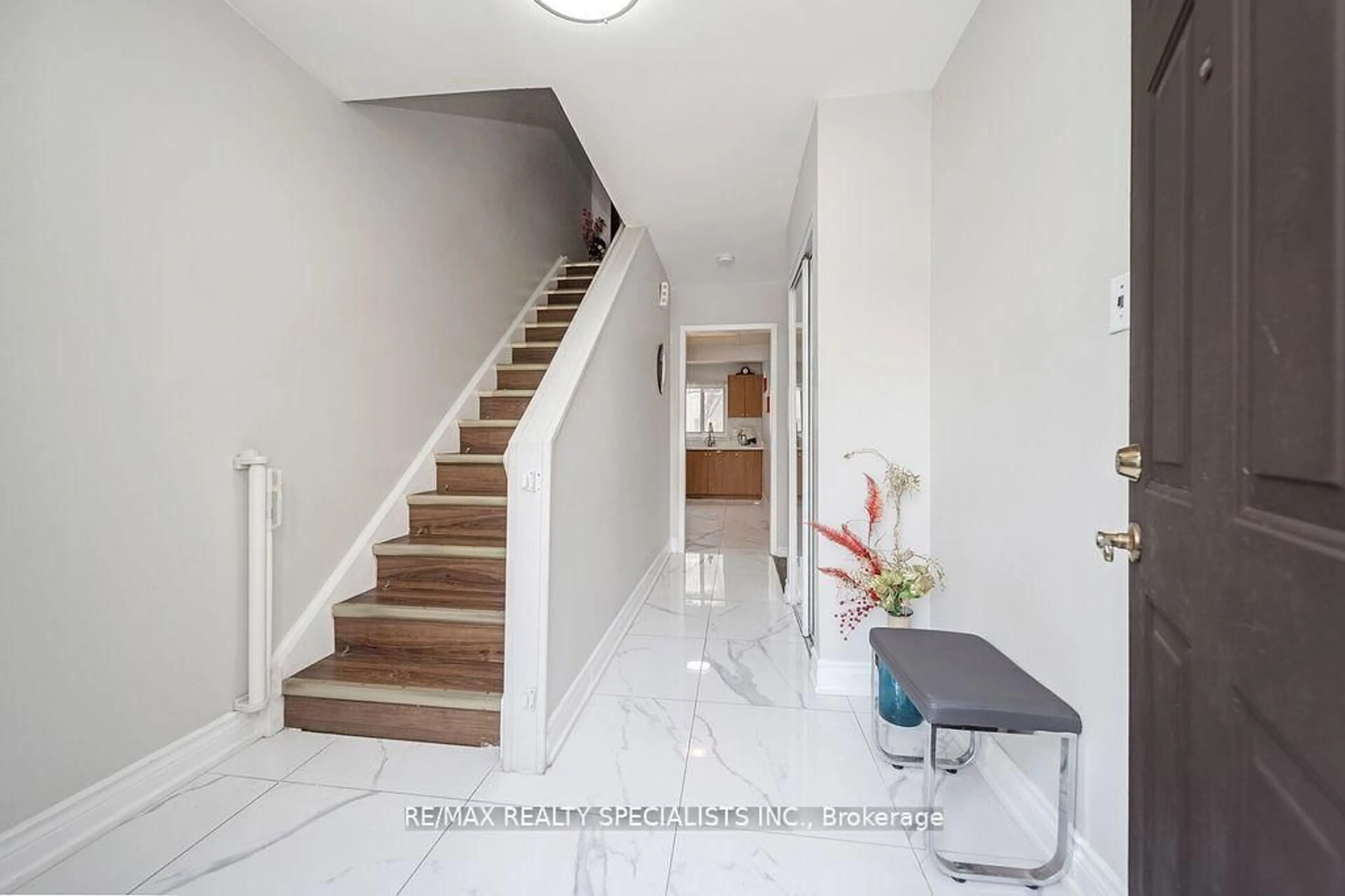 Indoor foyer for 308 Fleetwood Cres, Brampton Ontario L6T 2E7