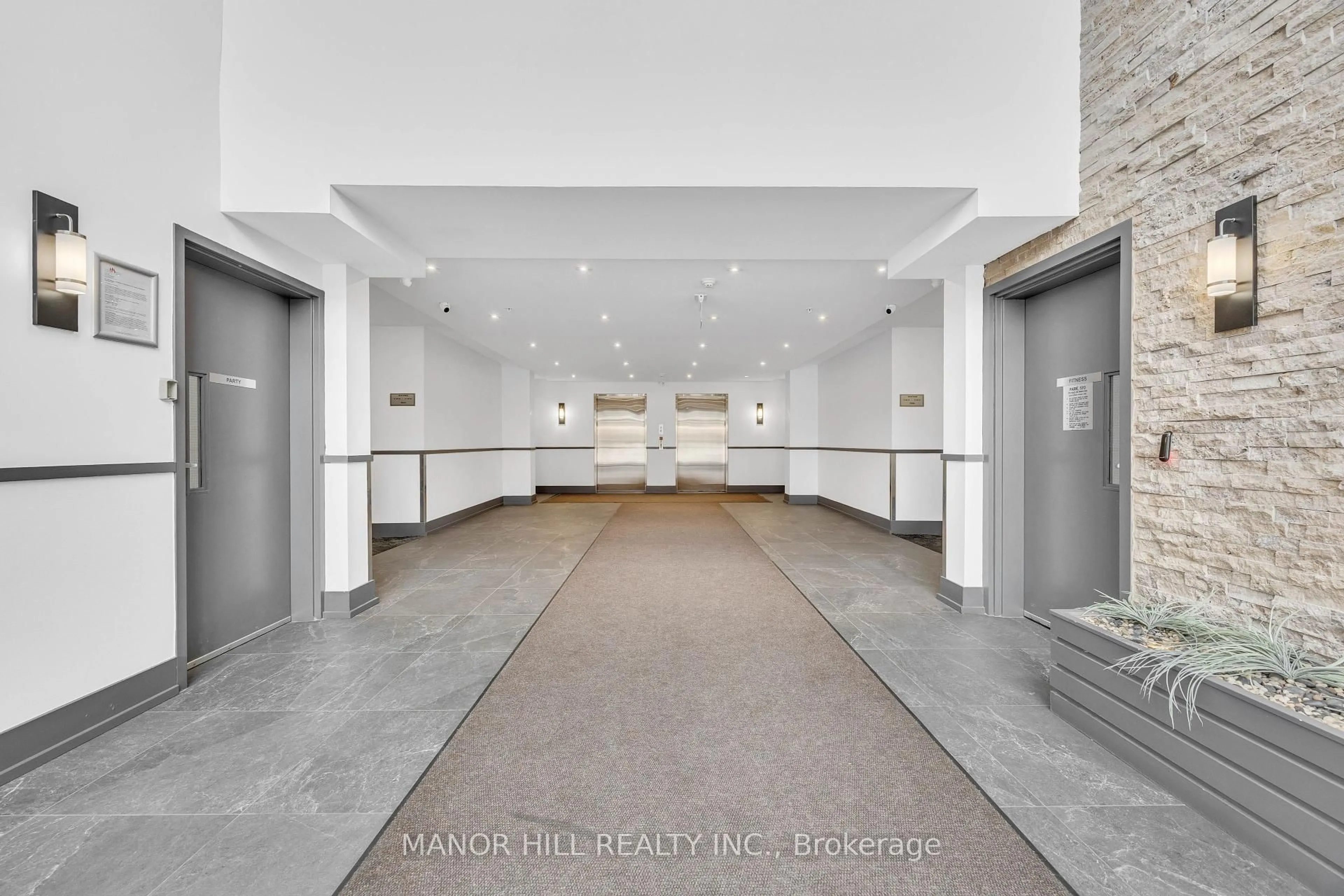 Indoor foyer for 570 Lolita Gdns #330, Mississauga Ontario L5A 0A1