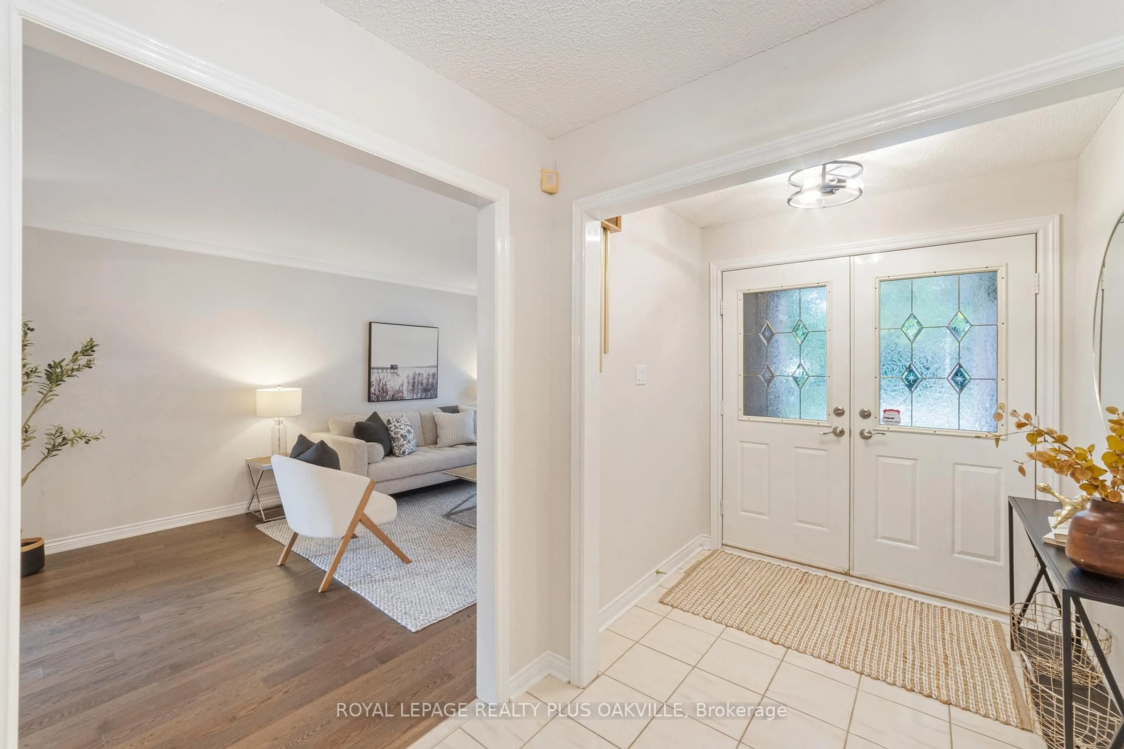Indoor entryway for 1298 Hilton Lane, Oakville Ontario L6M 2V2