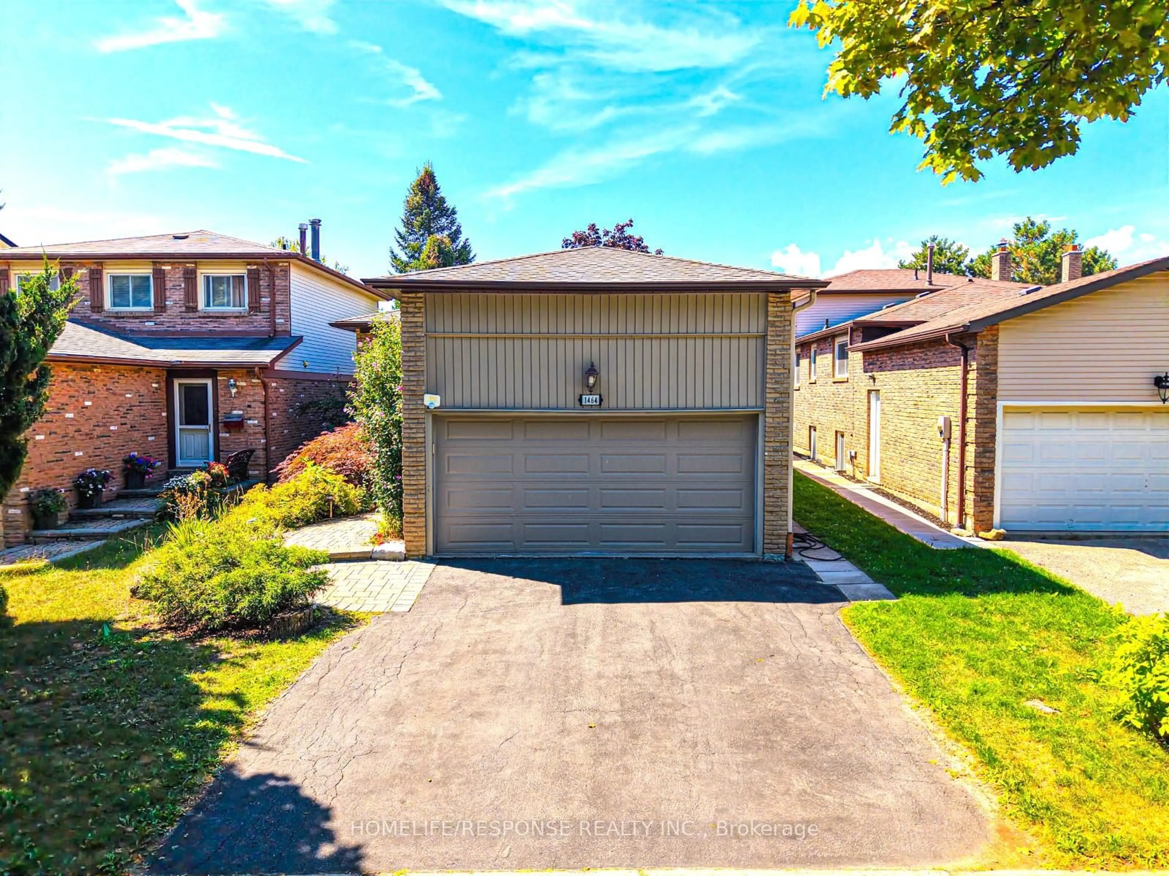 A pic from outside/outdoor area/front of a property/back of a property/a pic from drone, street for 1464 JEFFERSON Cres, Oakville Ontario L5H 3G6