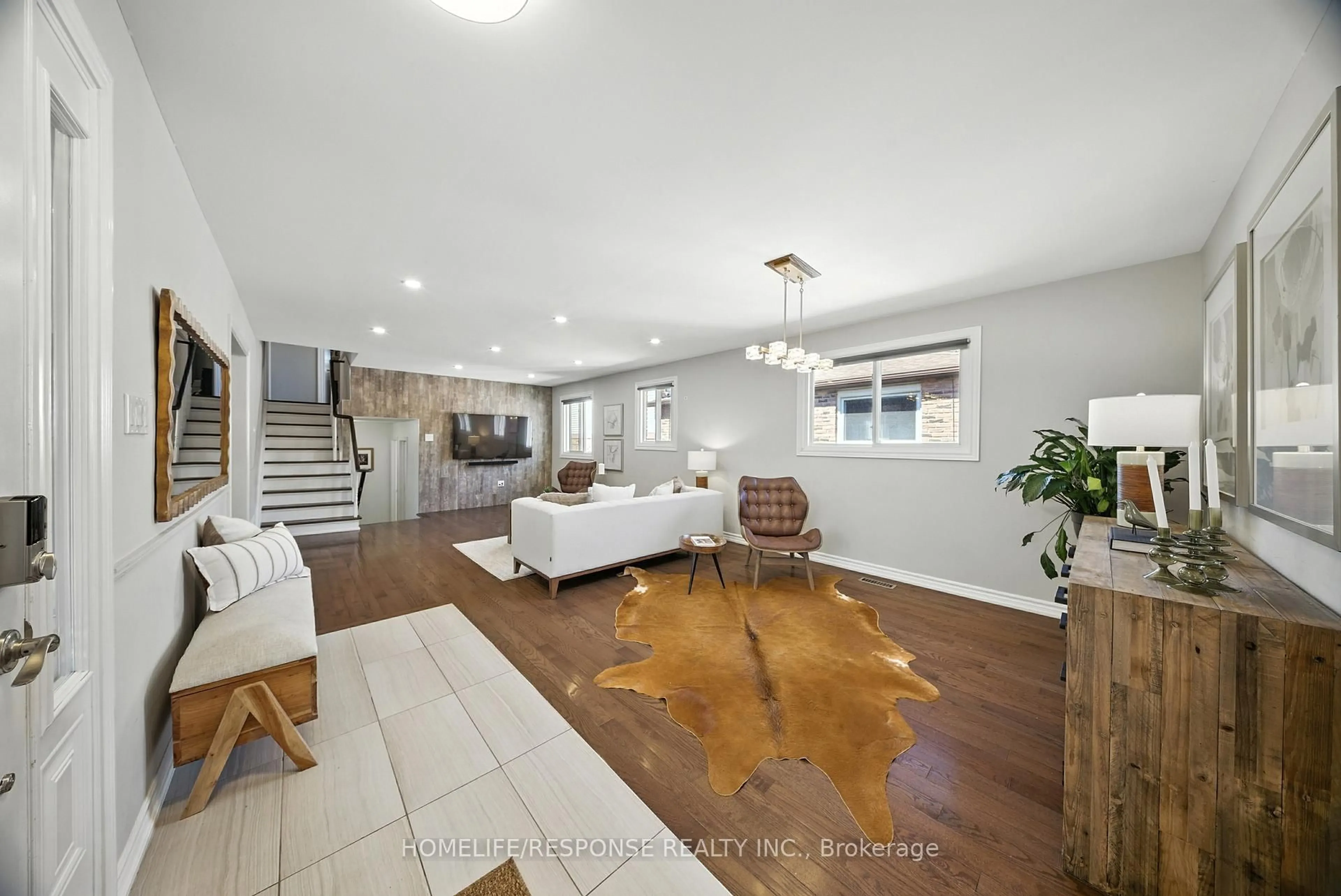 Living room with furniture, unknown for 1464 JEFFERSON Cres, Oakville Ontario L5H 3G6