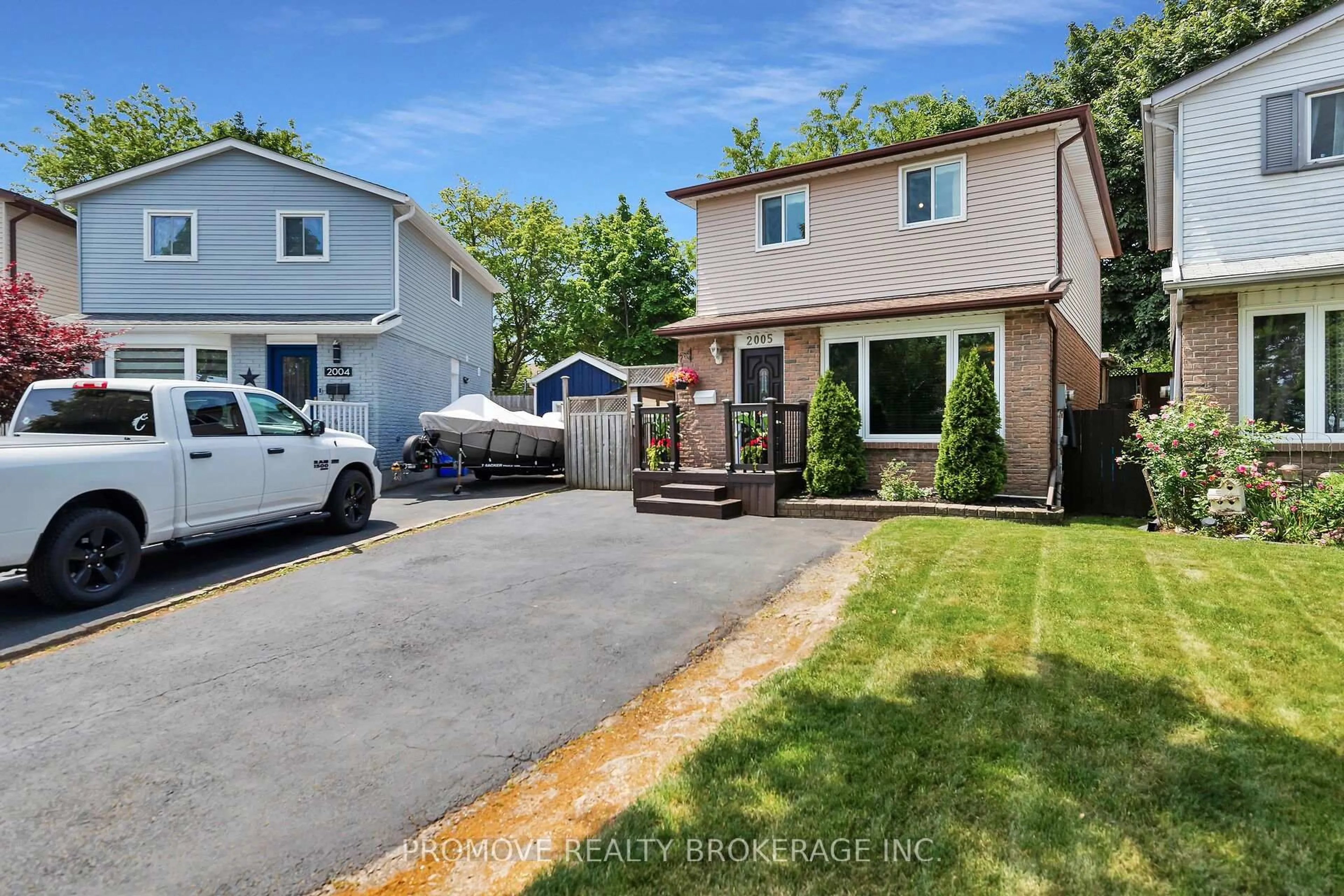 A pic from outside/outdoor area/front of a property/back of a property/a pic from drone, street for 2005 Canning Crt, Burlington Ontario L7P 3S5