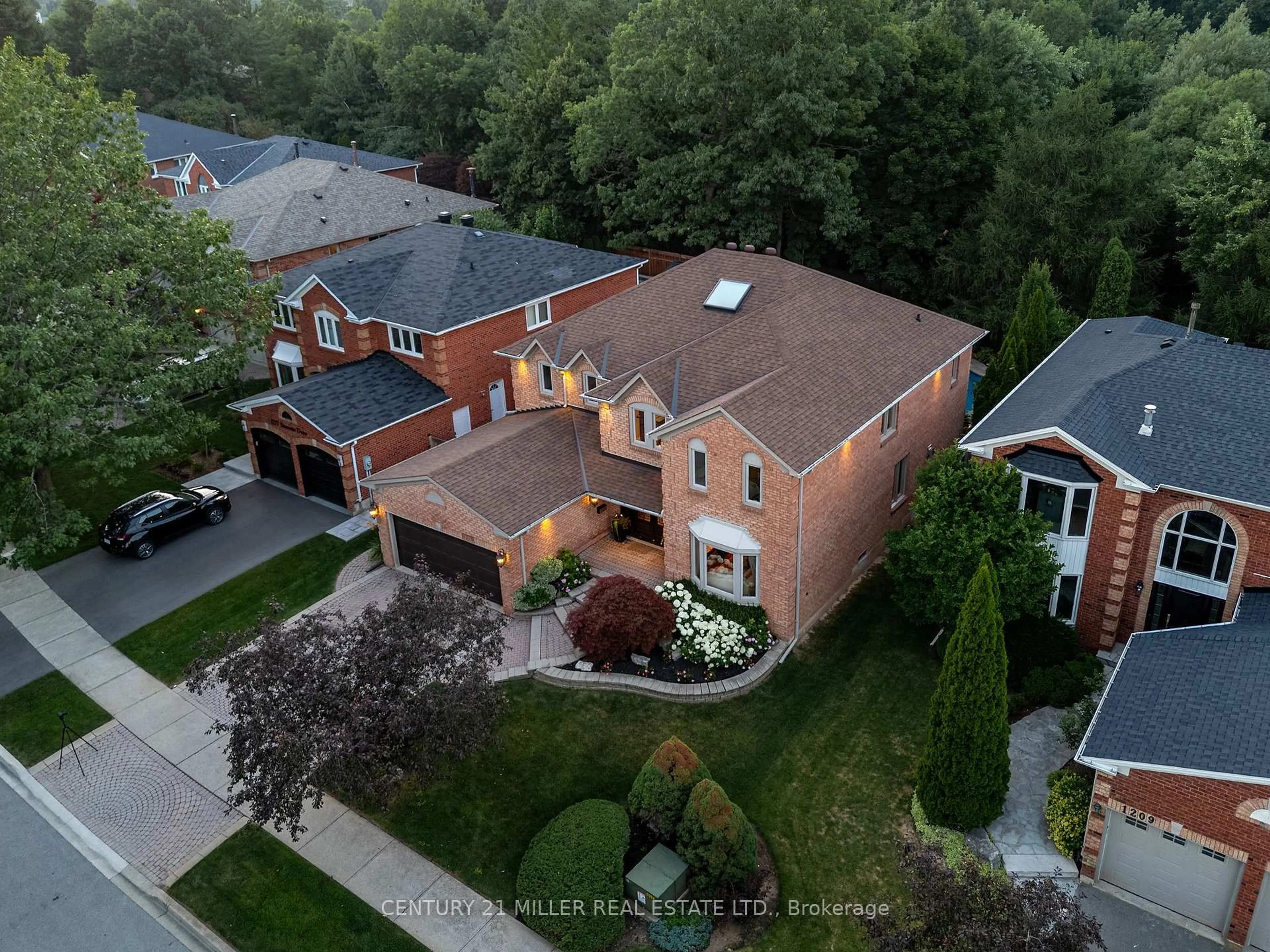 A pic from outside/outdoor area/front of a property/back of a property/a pic from drone, street for 1213 Bowman Dr, Oakville Ontario L6M 2T4