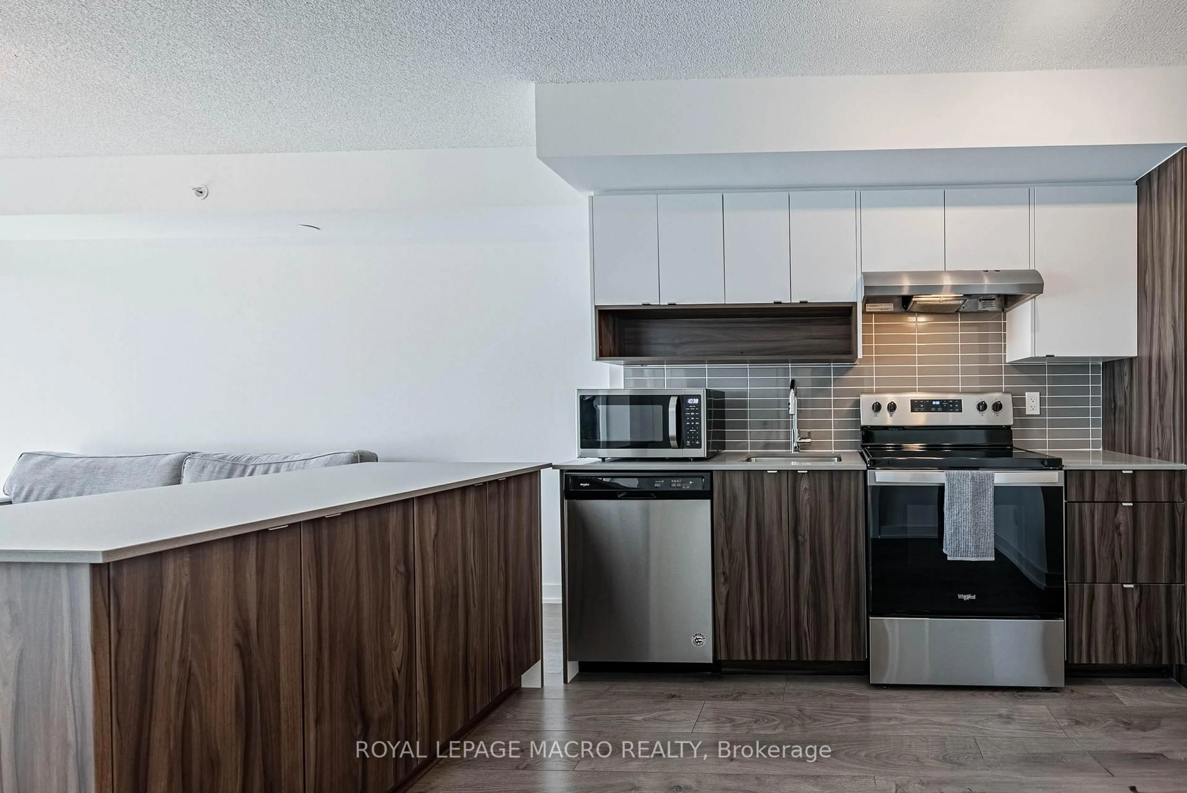 Standard kitchen, unknown for 1119 Cooke Blvd #B419, Burlington Ontario L7T 0C7
