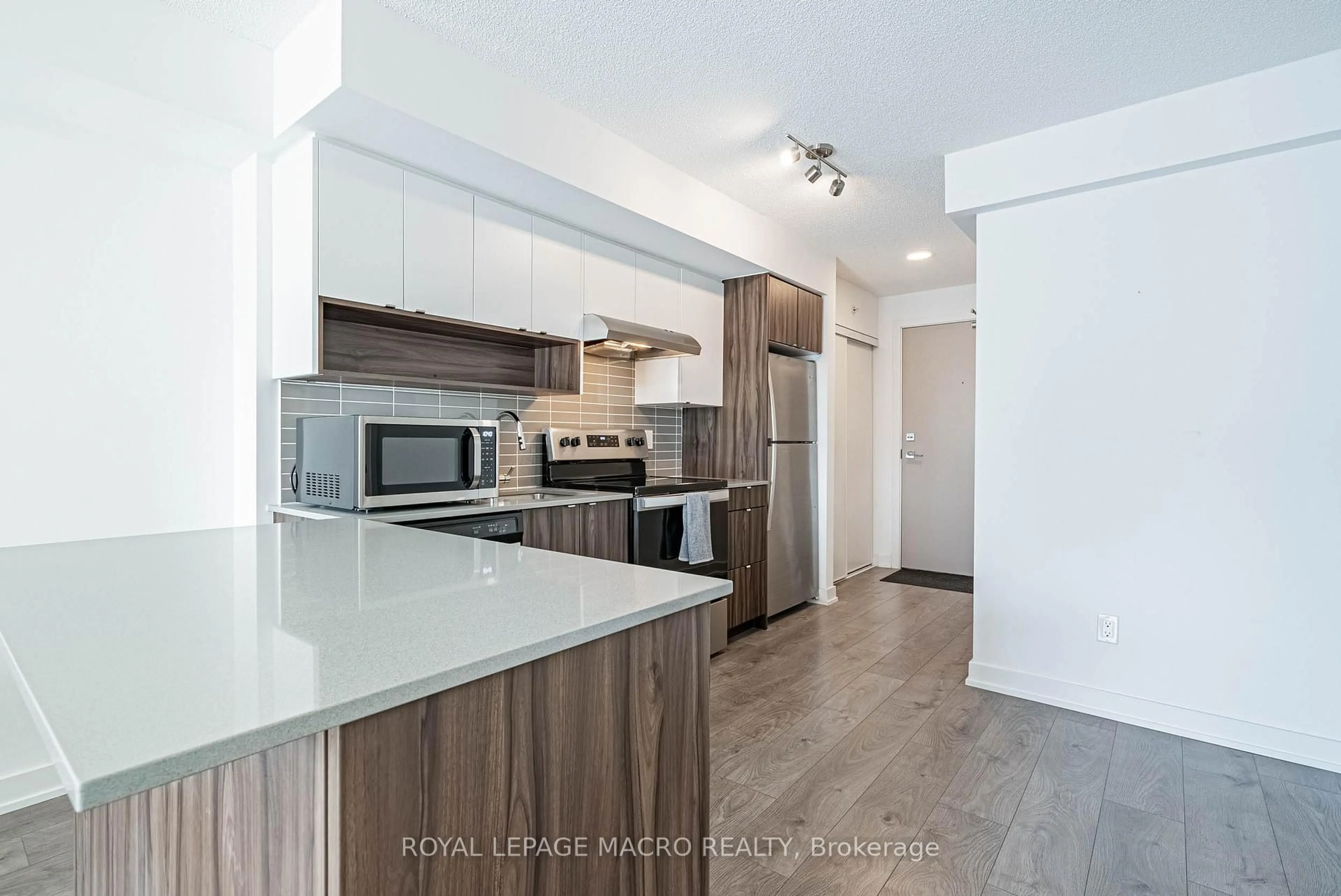 Open concept kitchen, wood/laminate floor for 1119 Cooke Blvd #B419, Burlington Ontario L7T 0C7