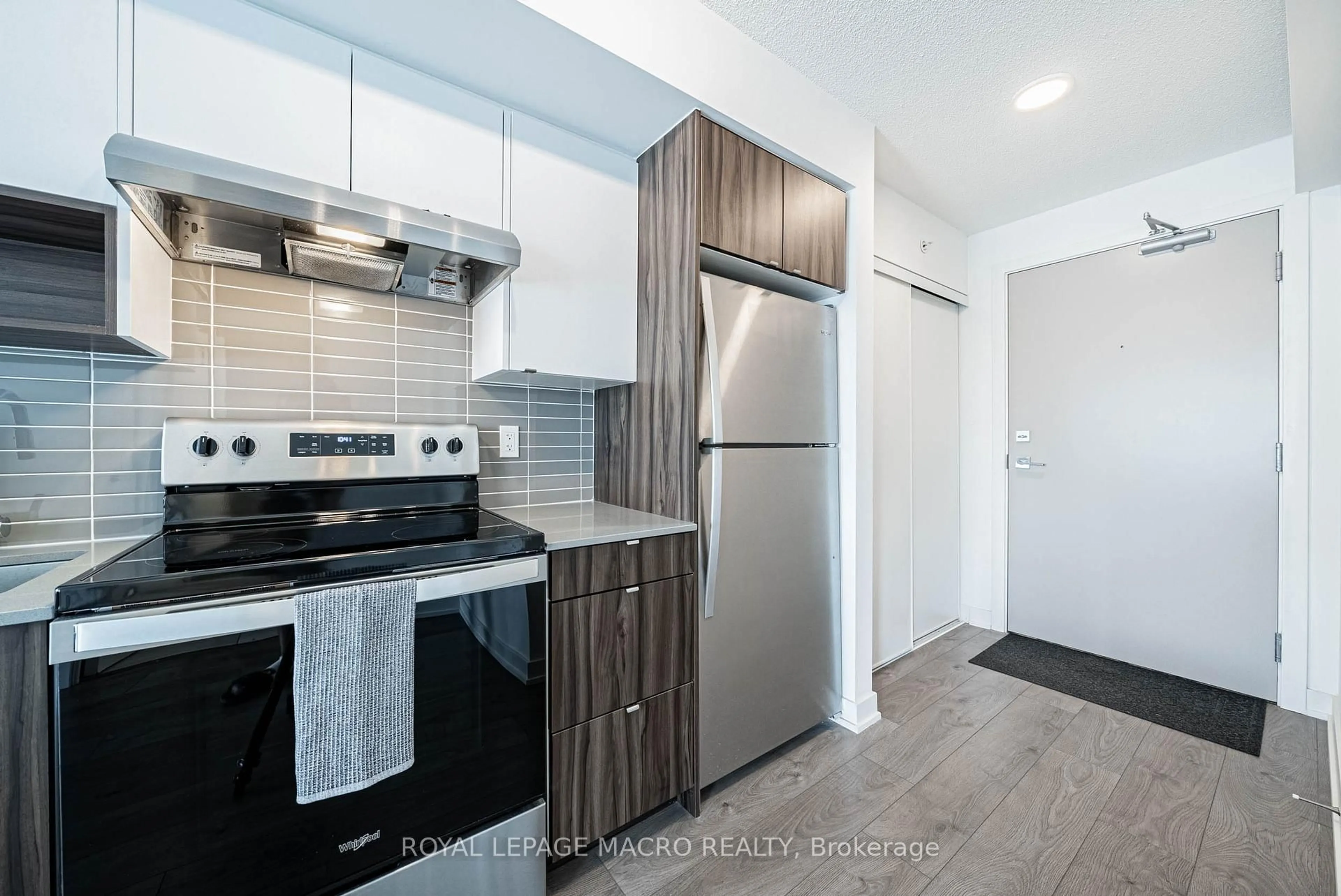 Standard kitchen, unknown for 1119 Cooke Blvd #B419, Burlington Ontario L7T 0C7